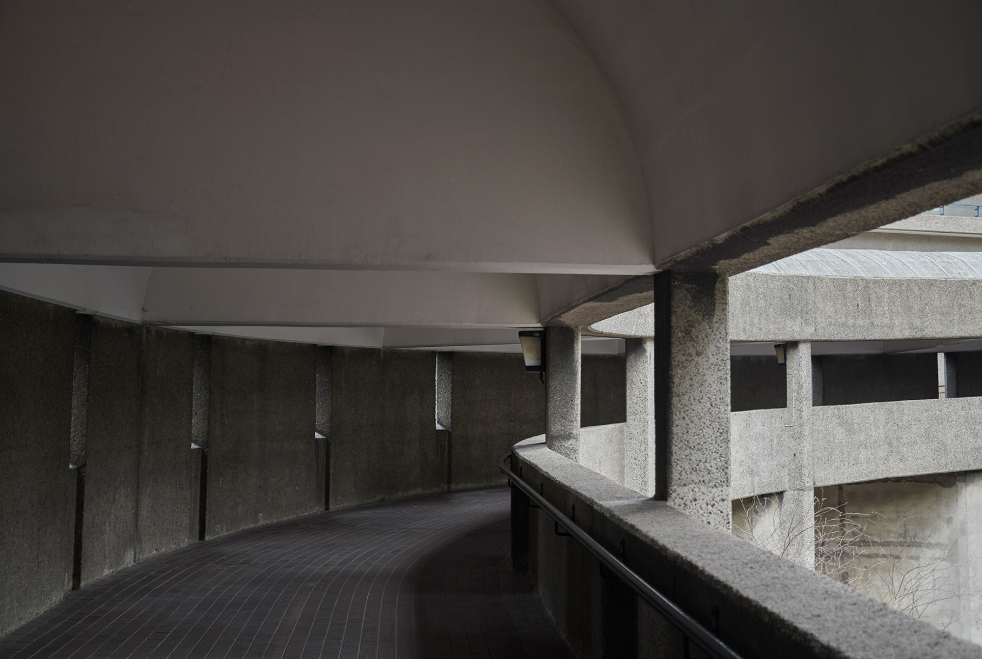 Een betonnen loopbrug overdag gefotografeerd door Jo Underhill