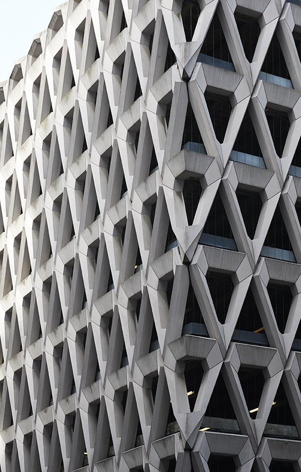 foto van de buitenkant van een gebouw overdag gefotografeerd door Jo Underhill
