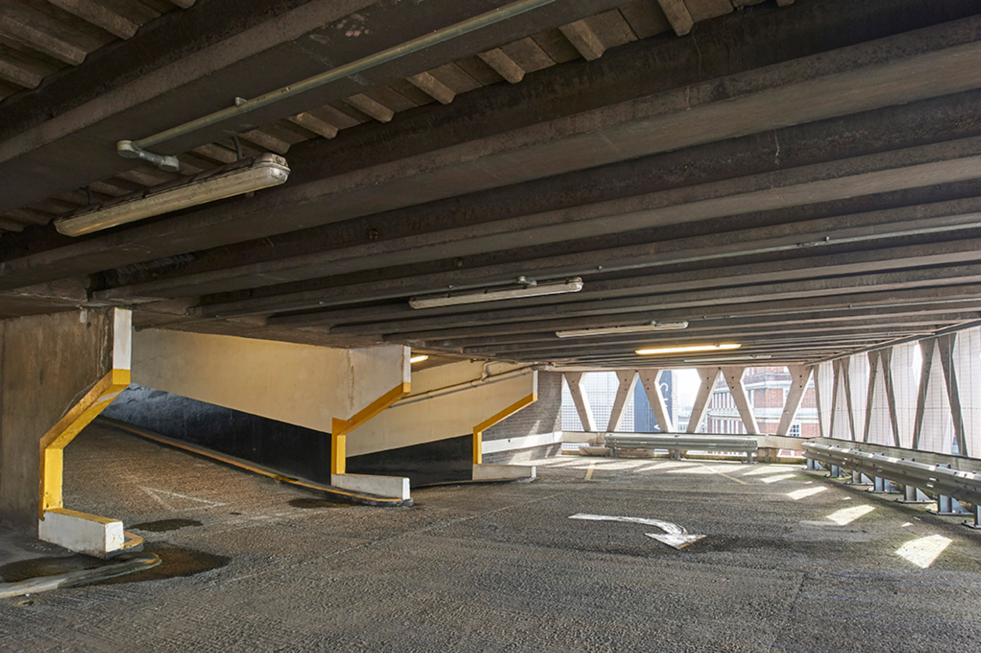 In een parkeergarage in een gebouw gefotografeerd door Jo Underhill