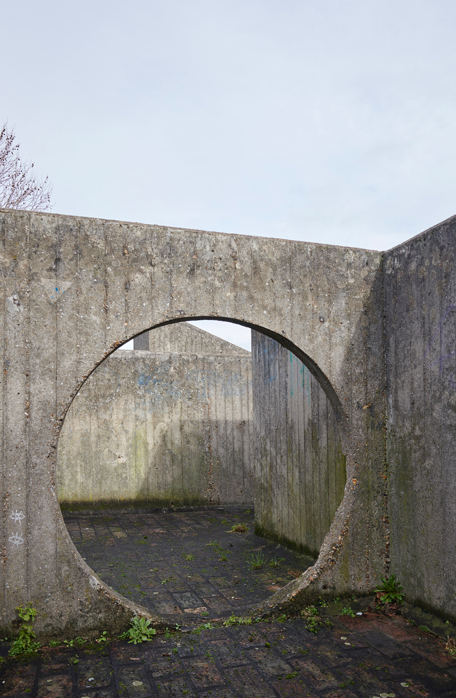 Een cirkel uitgezaagd in een betonnen muur gefotografeerd door Jo Underhill