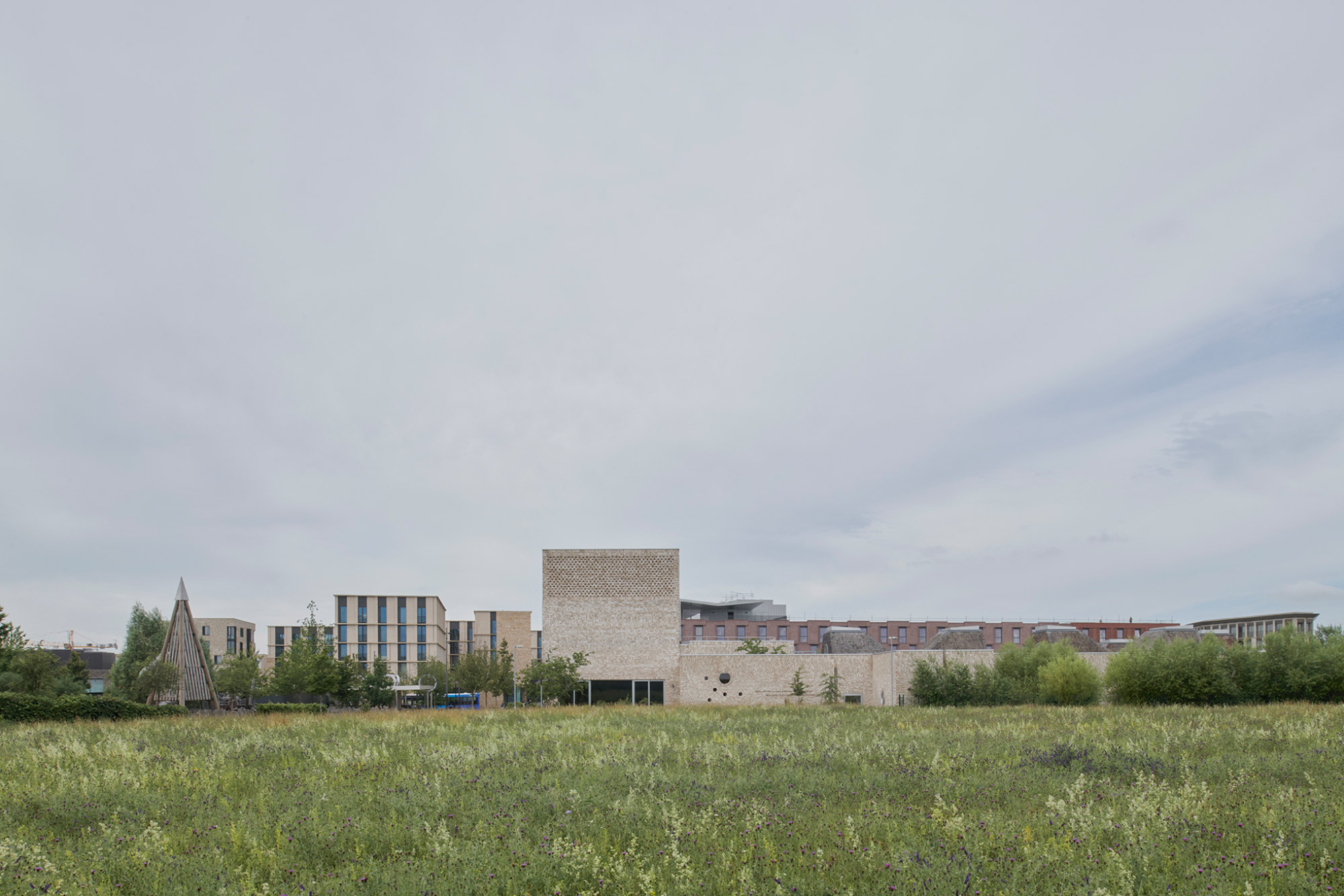 Betonnen gebouw in de verte gefotografeerd door Jo Underhill