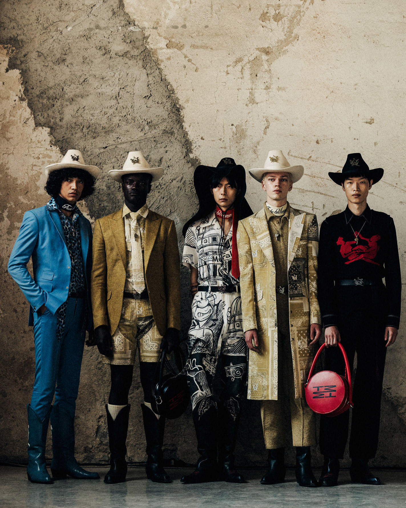 5 Leute, die sich für ein Fotoshooting als Cowboys verkleidet haben