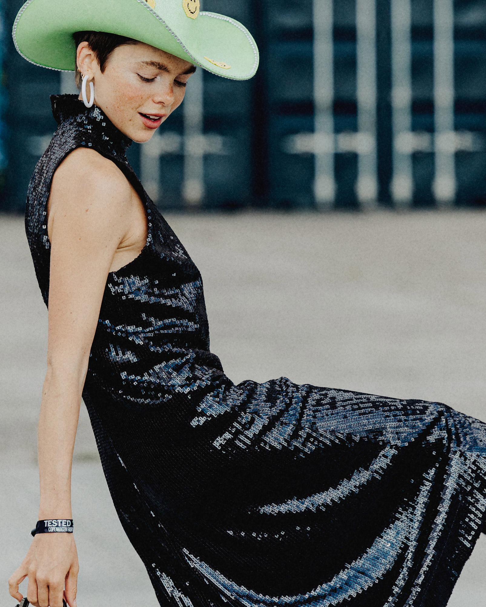 Dame mit grünem Cowboyhut und schwarzem Abendkleid