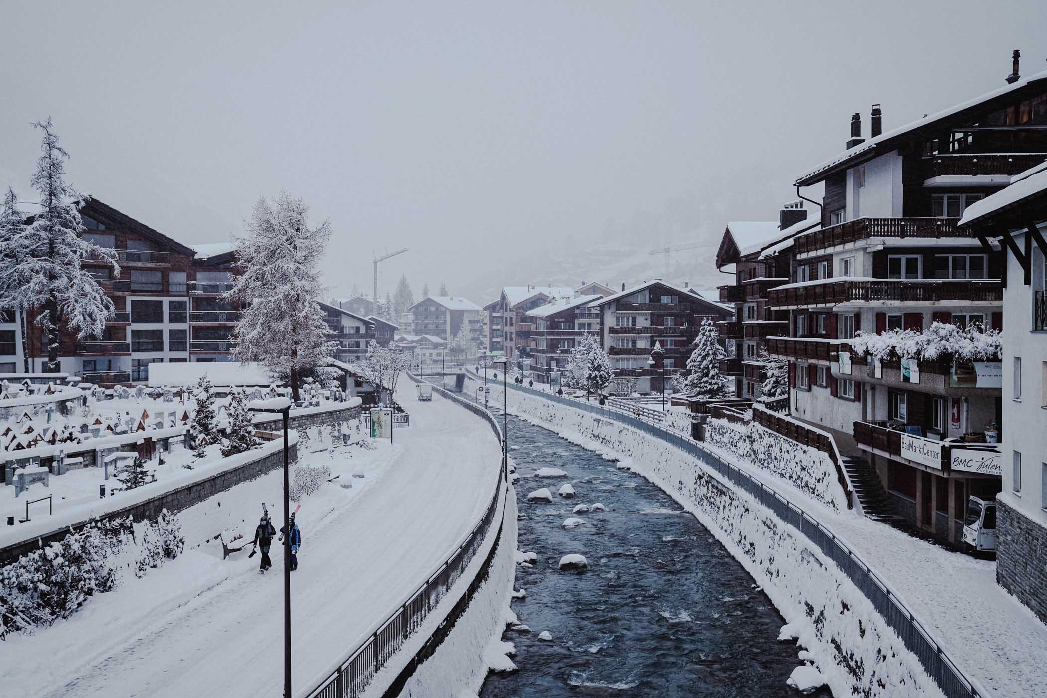 Une rivière glacée traverse le village de Zermatt, en Suisse.