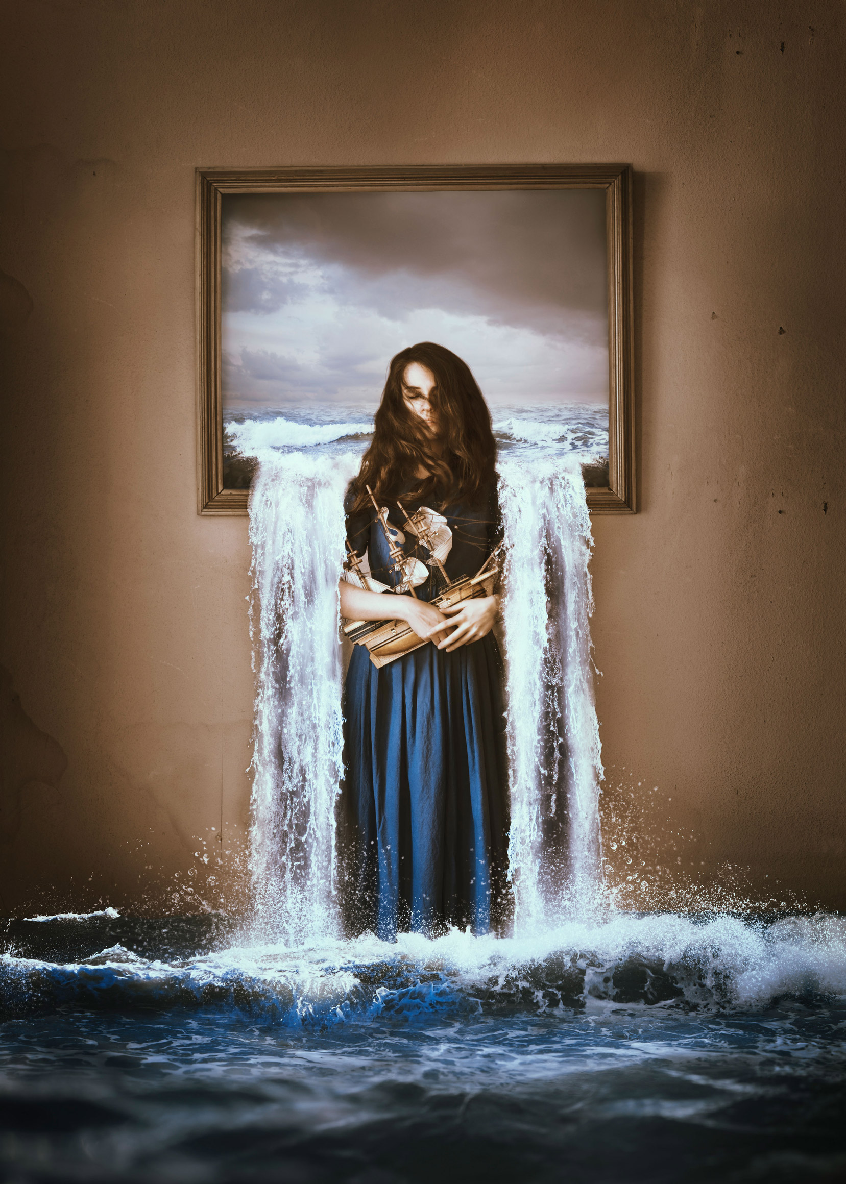 Eine Frau in einem blauen Kleid, die ein Modell eines Holzschiffs in der Hand hält, steht vor einem Gemälde, das mit Meerwasser überläuft und den Raum, in dem sie steht, überschwemmt.