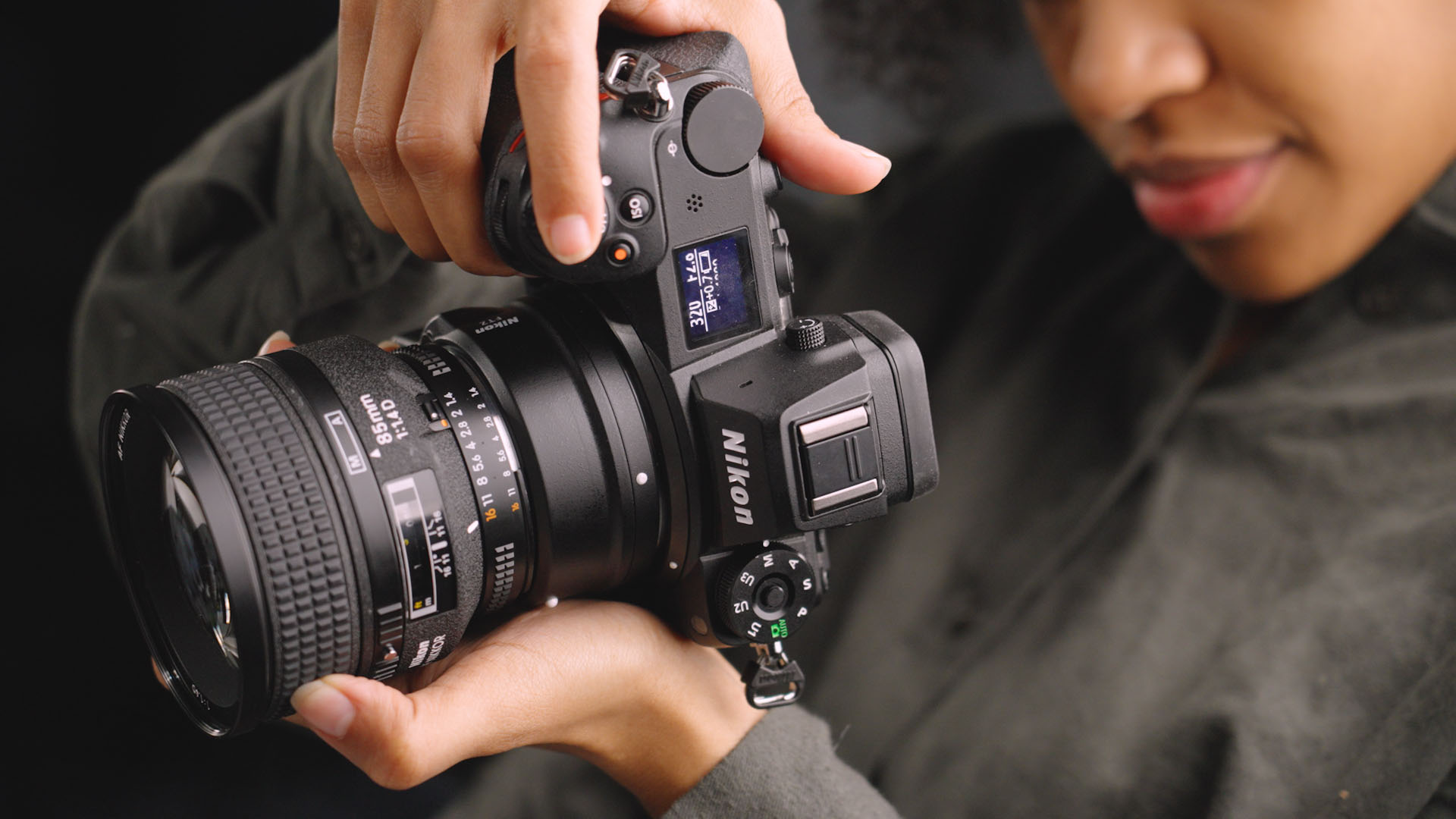 Ein Fotograf mit schwarzem Hemd prüft in einem Studio seine Bilder auf einer Nikon Z7 II