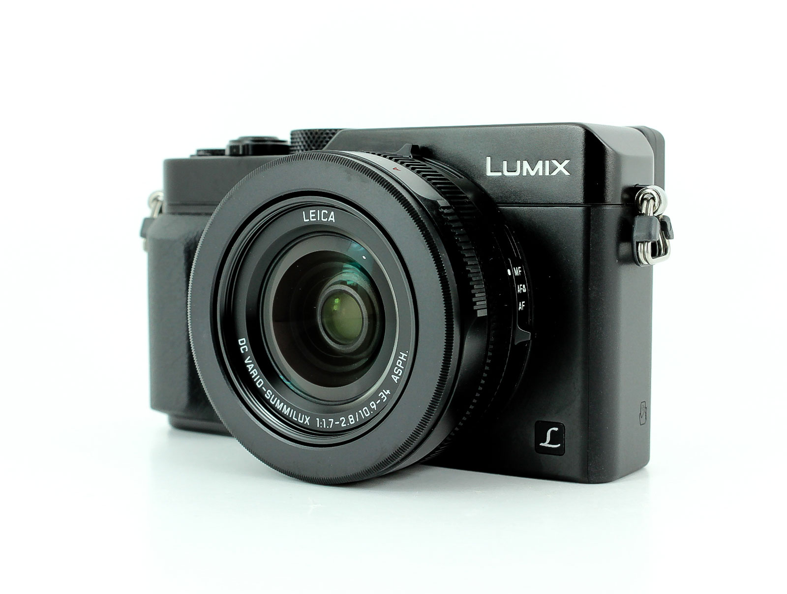 Foto einer Panasonic Lumix DMC-ZX10 vor einem weißen Hintergrund.