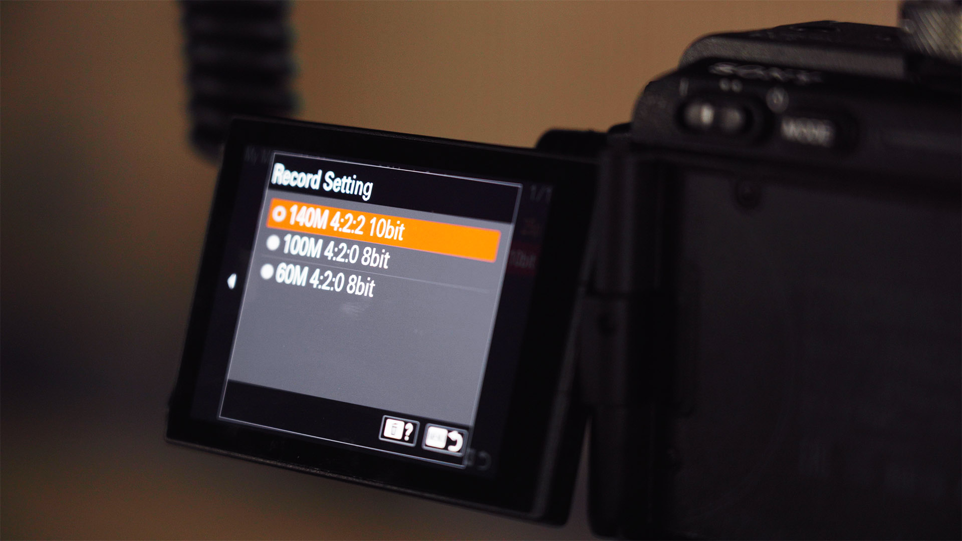 foto van het achterscherm van een Sony FX3 met de opname-instellingen van het menu
