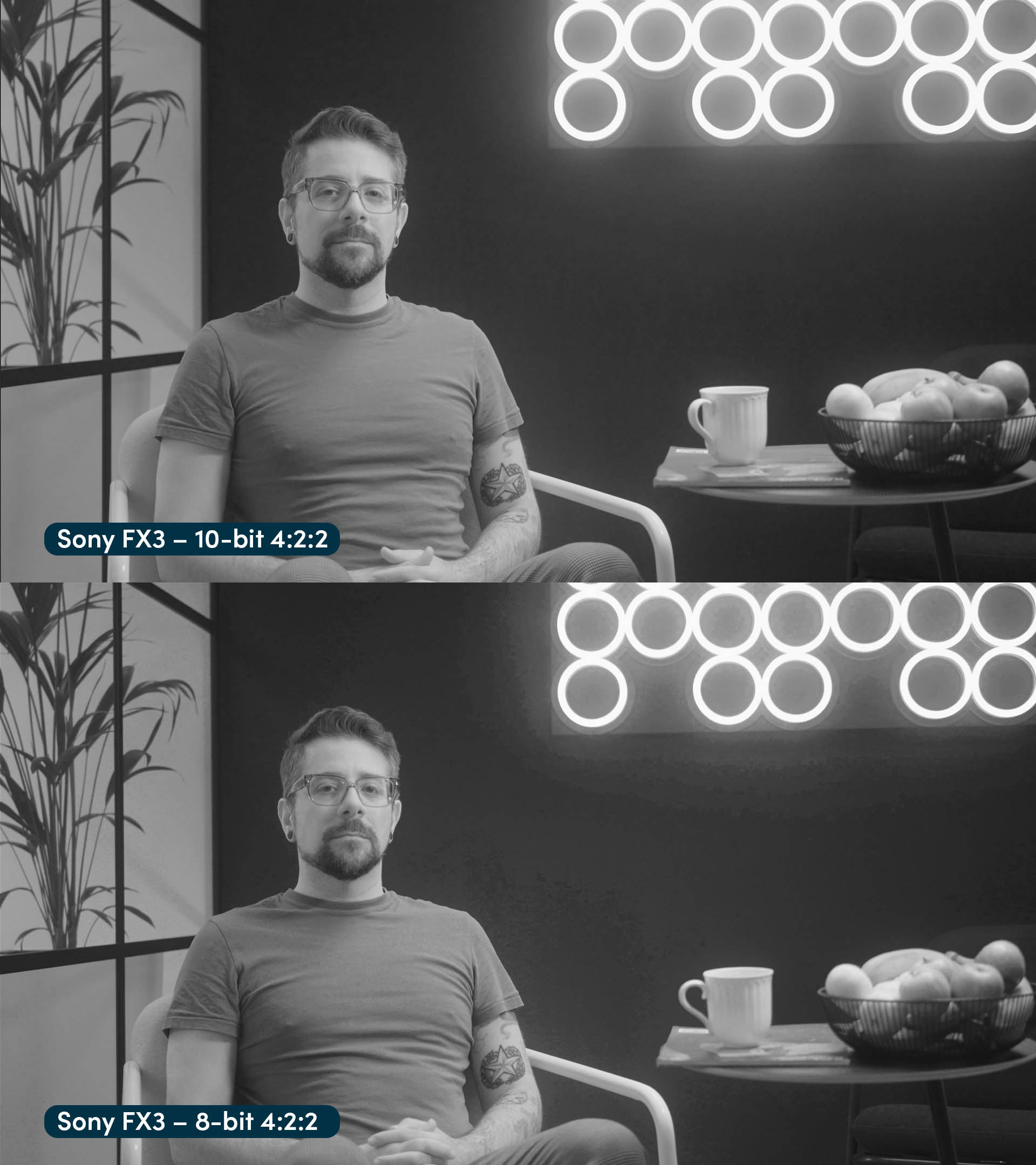 Comparaison côte à côte de la vidéo Sony FX3 10 bits à gauche et de la vidéo A7 III 8 bits à droite, toutes deux en noir et blanc, de Jamil assis dans une pièce à côté d'une table avec une tasse et un bol de fruits sur une table. 