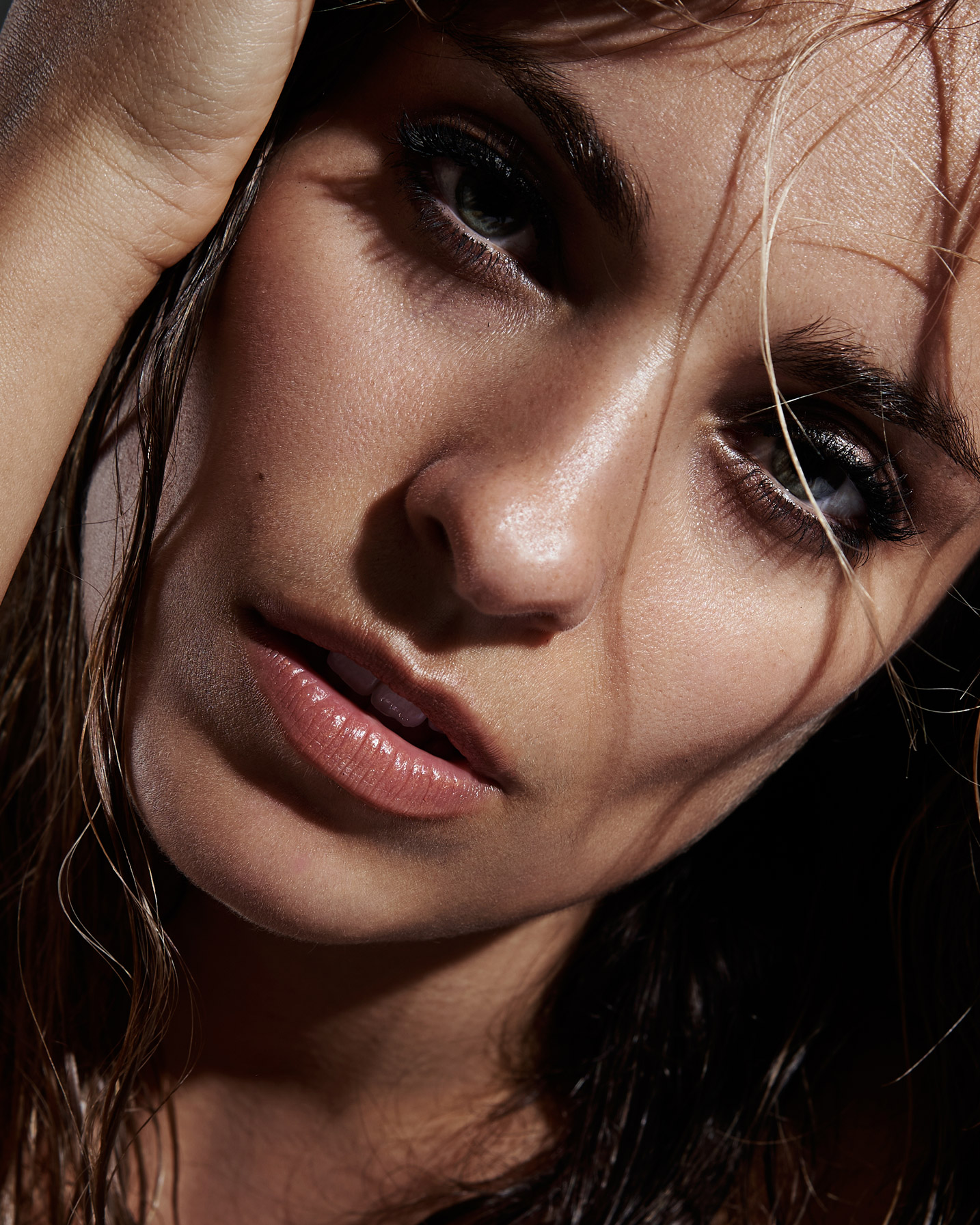  Ein dunkles Nahaufnahmefoto des Modells Kristen Stephensen mit Make-up 