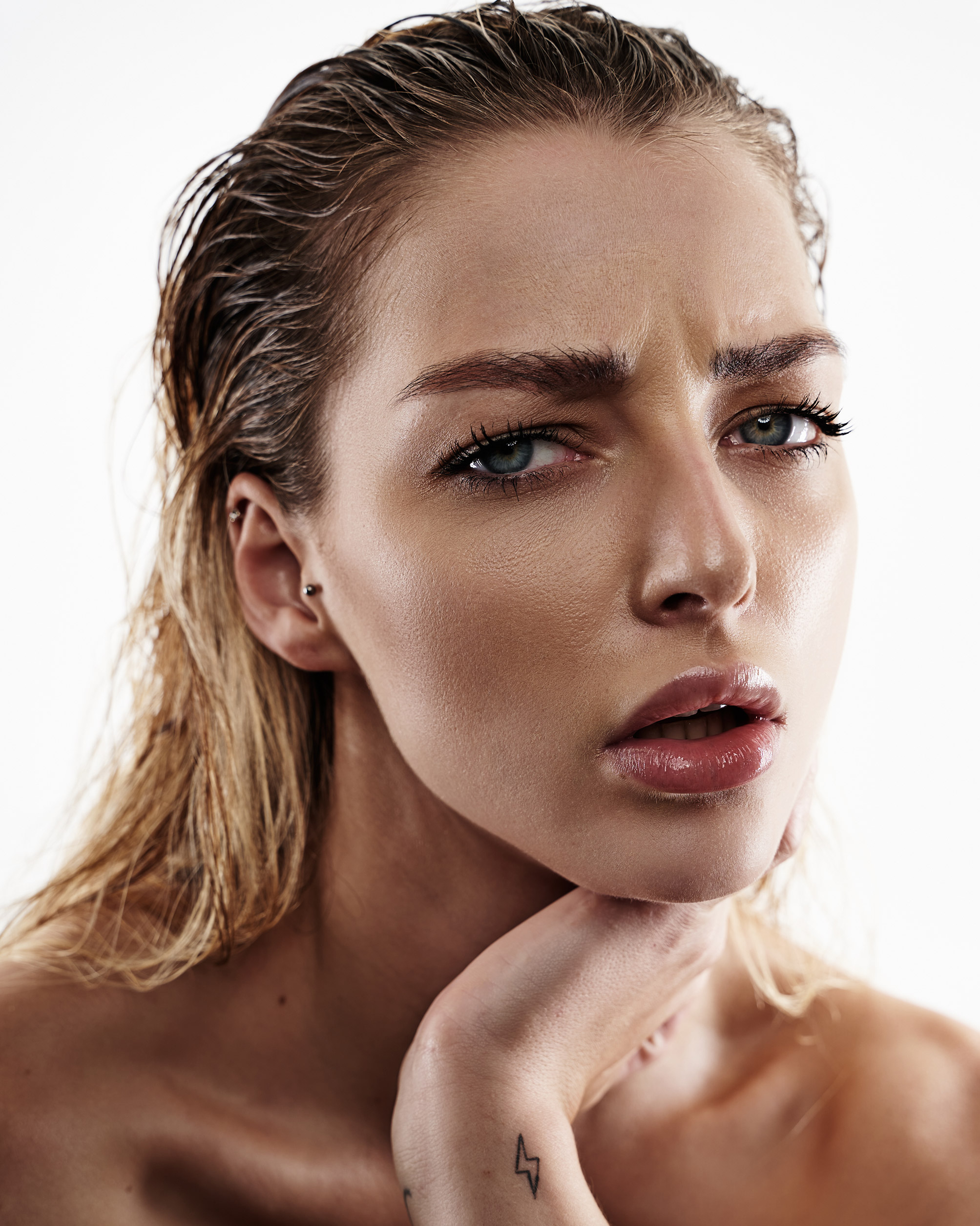 Porträtaufnahme eines Modells, @ysterdy, das vor einem weißen Hintergrund direkt in die Kamera schaut