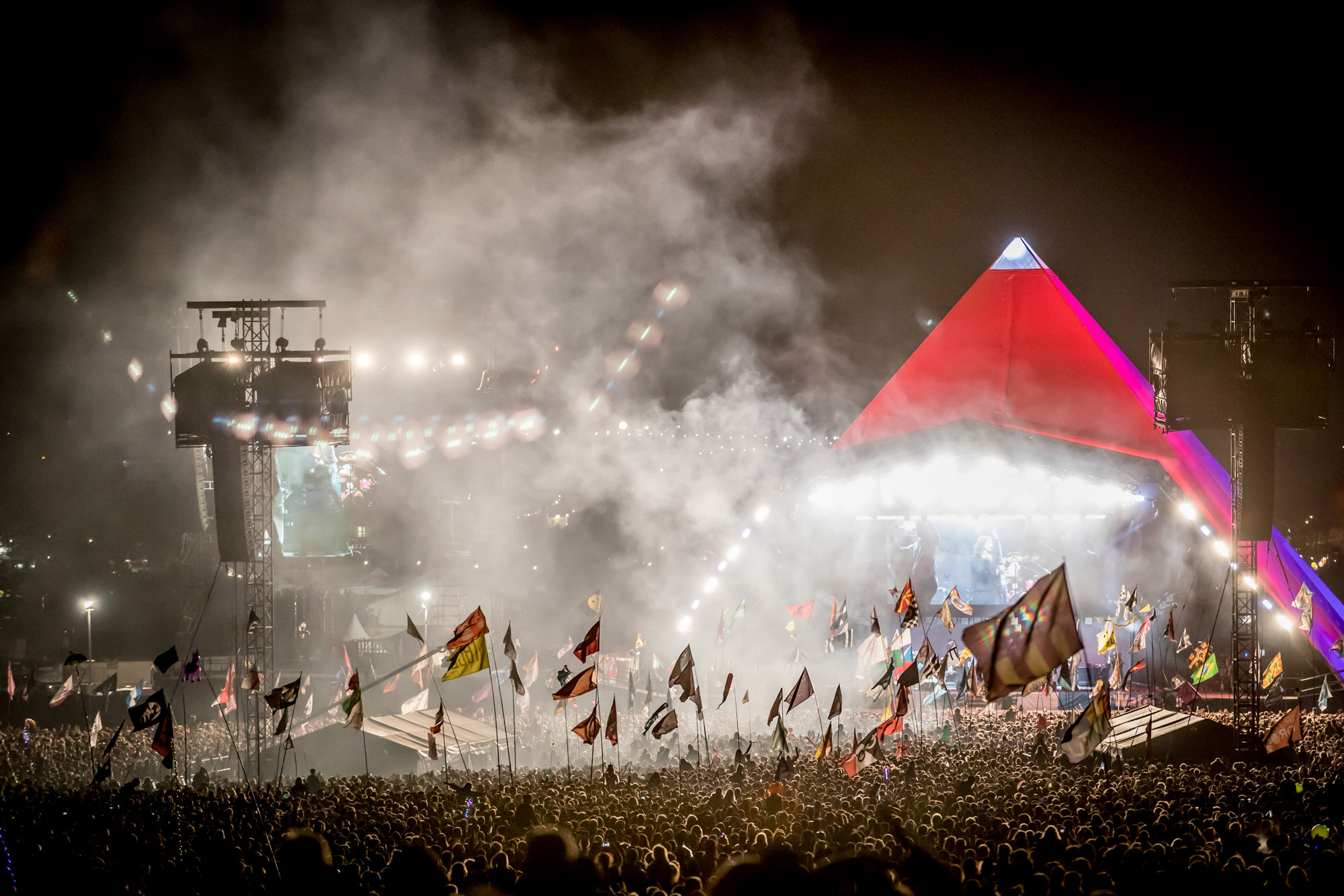 Mensenmassa's kijken naar het optreden van de Foo Fighters op het Glastonbury Festival bij Worthy Farm in Pilton op 24 juni 2017.