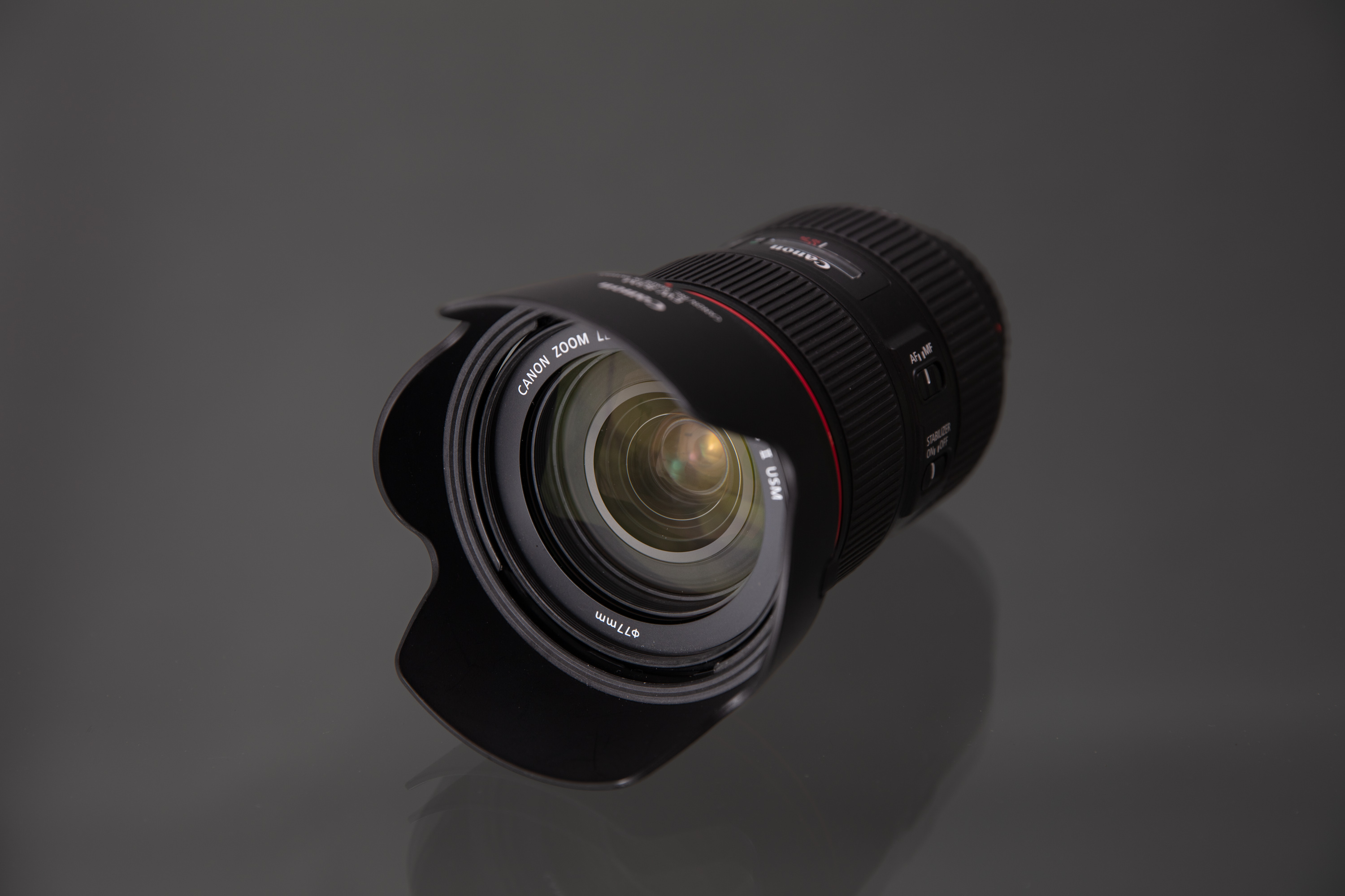 Canon 24-105mm mit angebrachter Gegenlichtblende