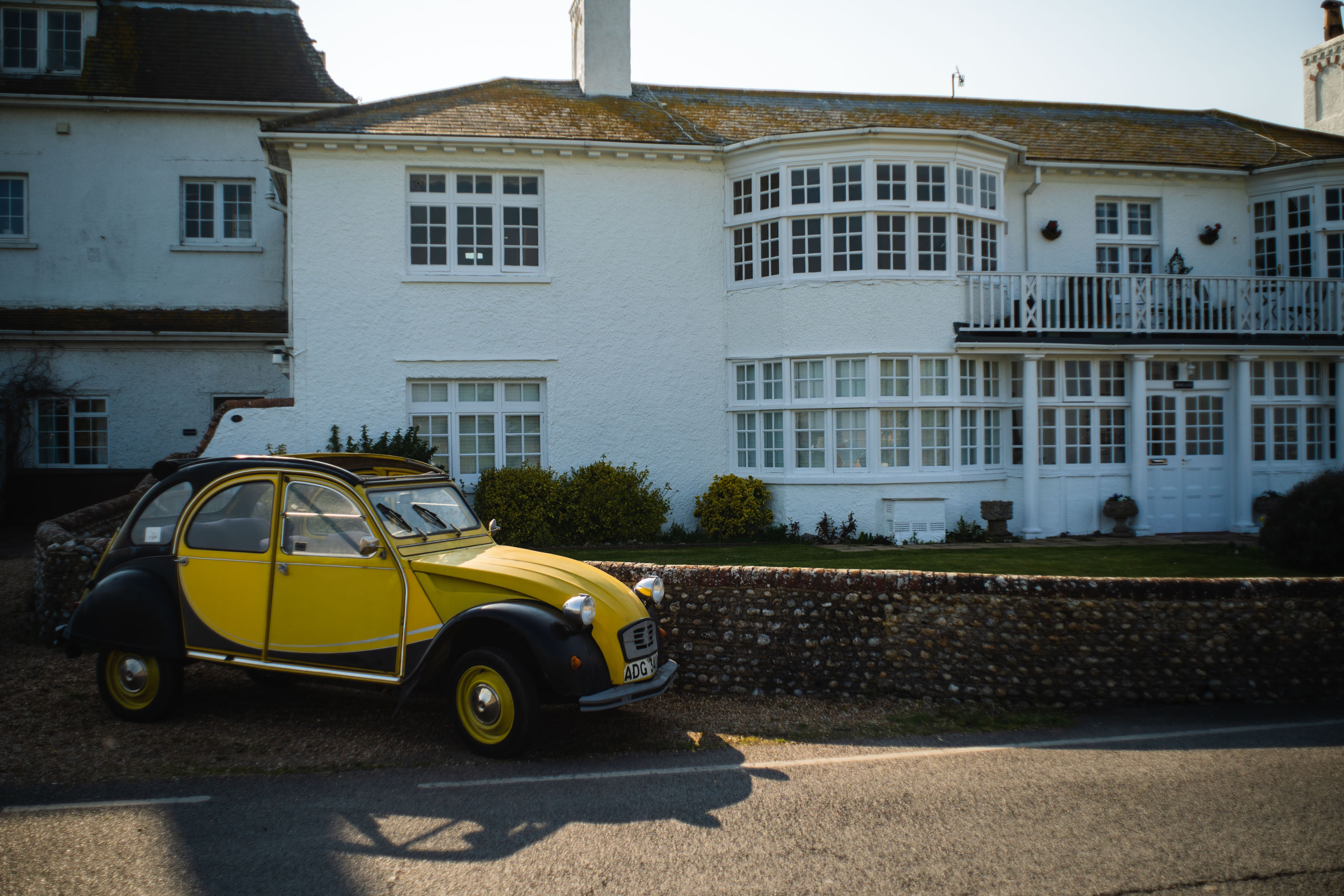 Ein Foto eines gelben Citroën in der hohen Morgensonne ohne Streulicht