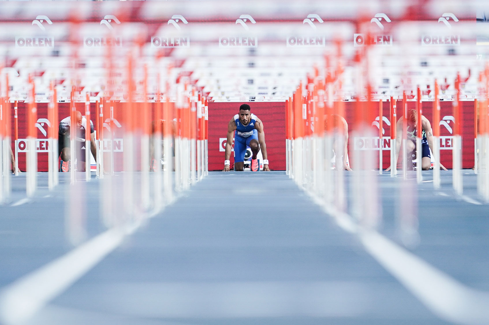 Foto van een hordeloper die zich voorbereidt op de start van de race. 