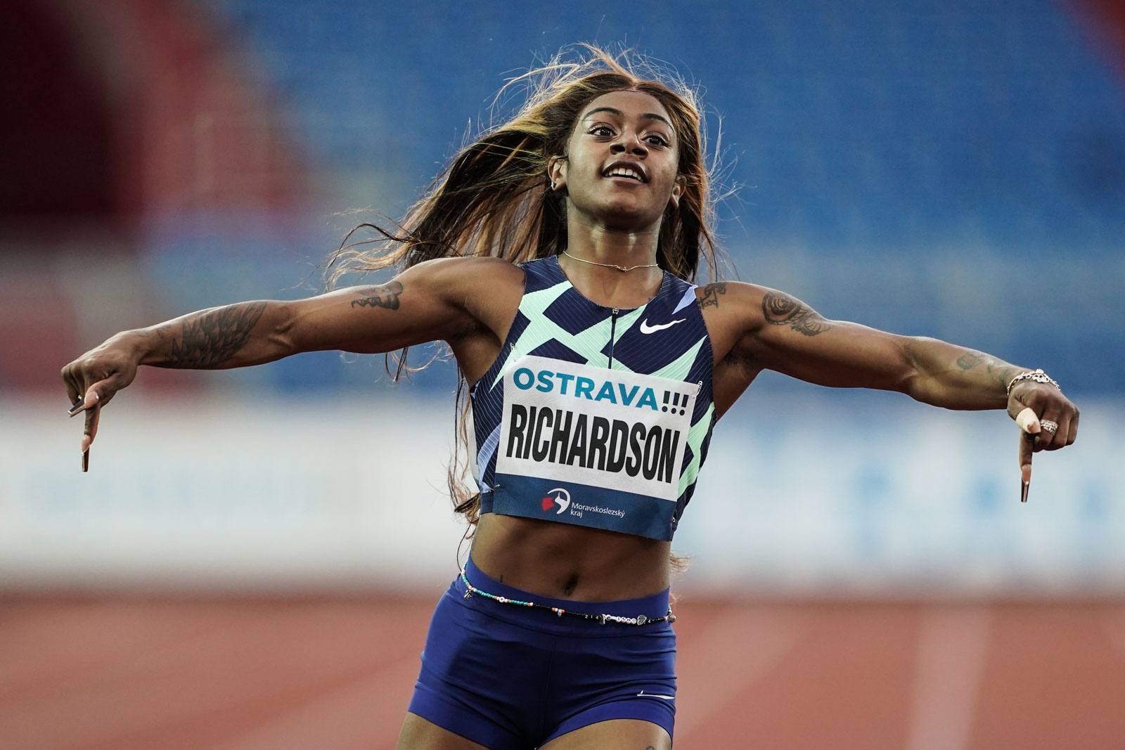 Foto van een atleet die feest viert na het winnen van een race