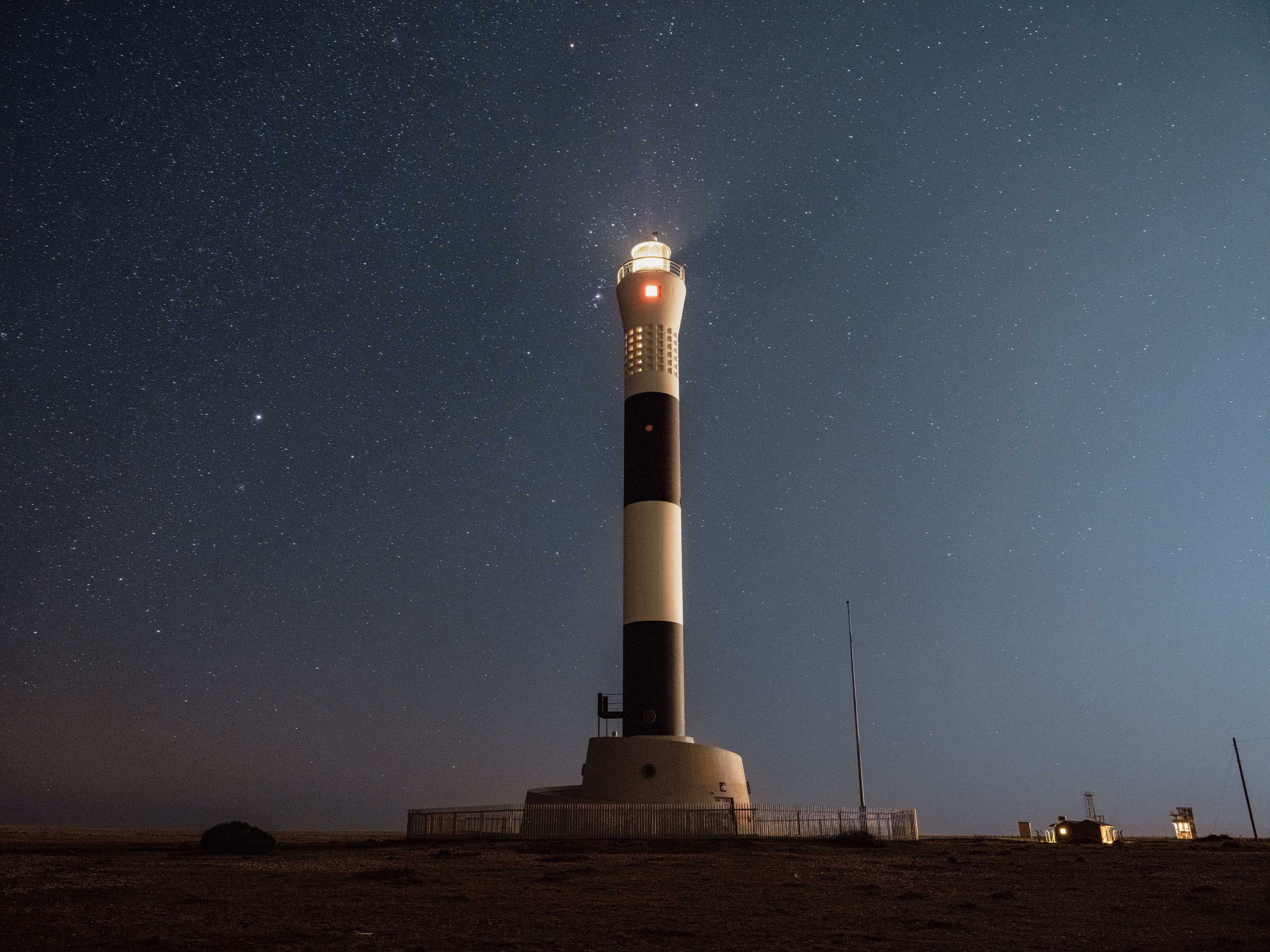 Een vuurtoren die 's nachts licht geeft