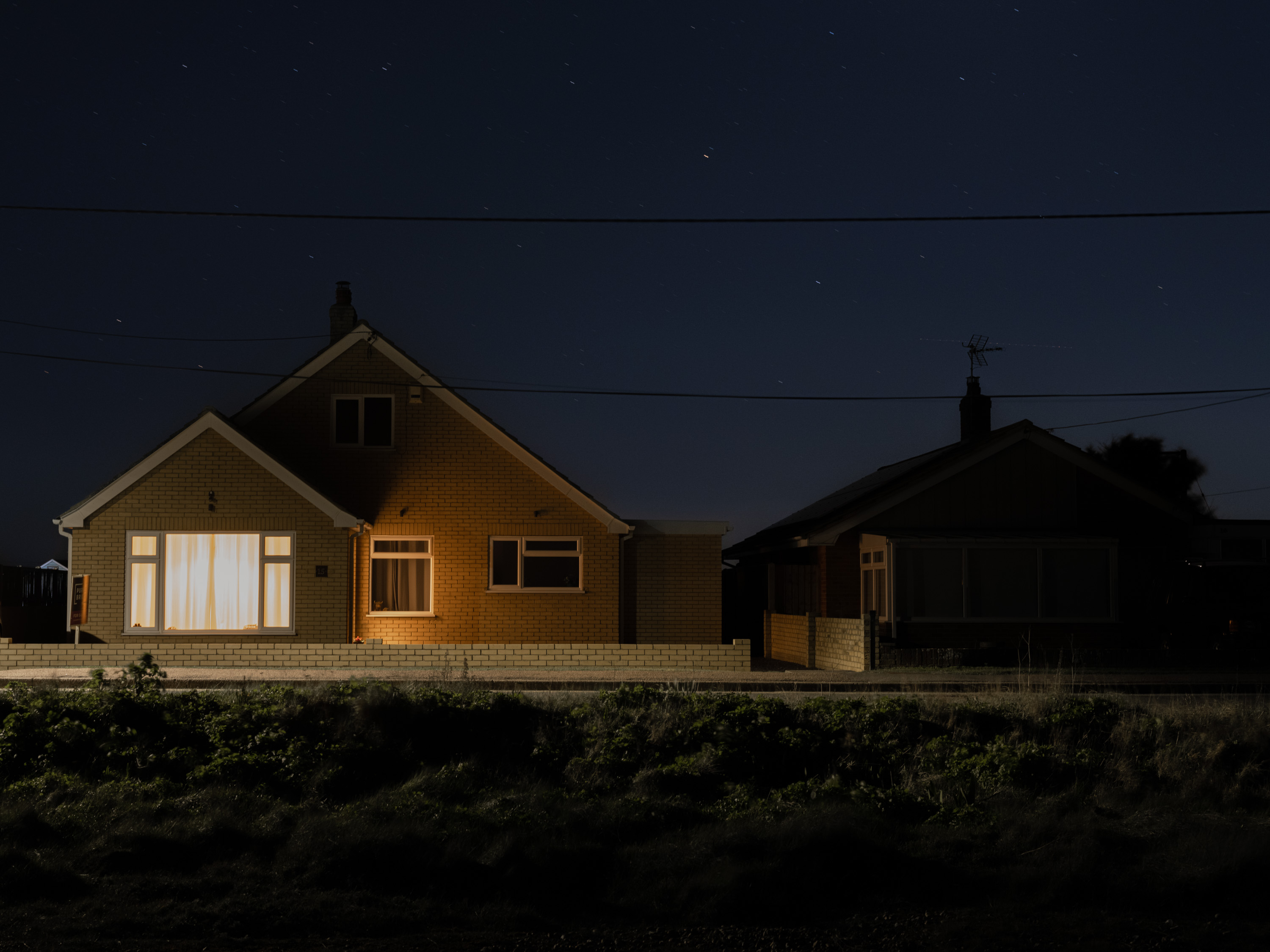 Een modern huis verlicht door één enkel licht