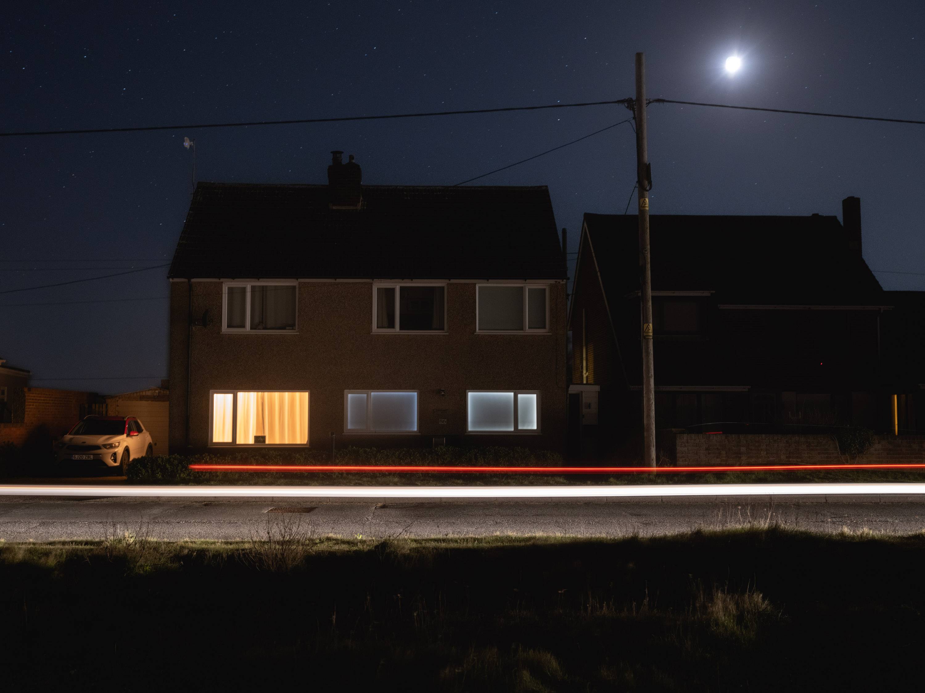 Een modern huis verlicht door één enkel licht