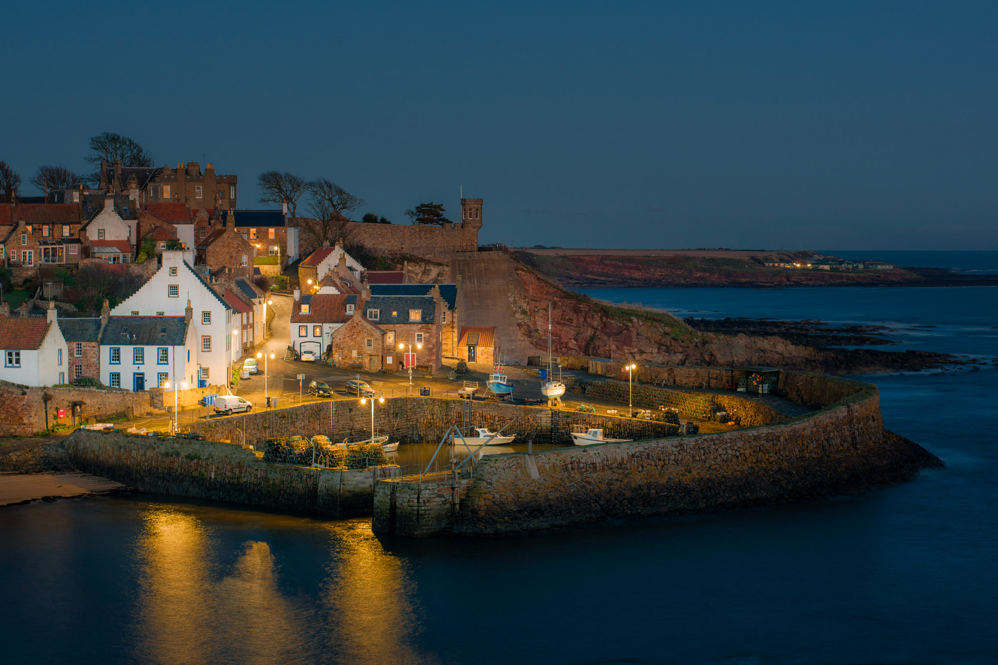 Houses and boats on the edge of the sea, shot with the Nikon D3300 and 50mm lens.
