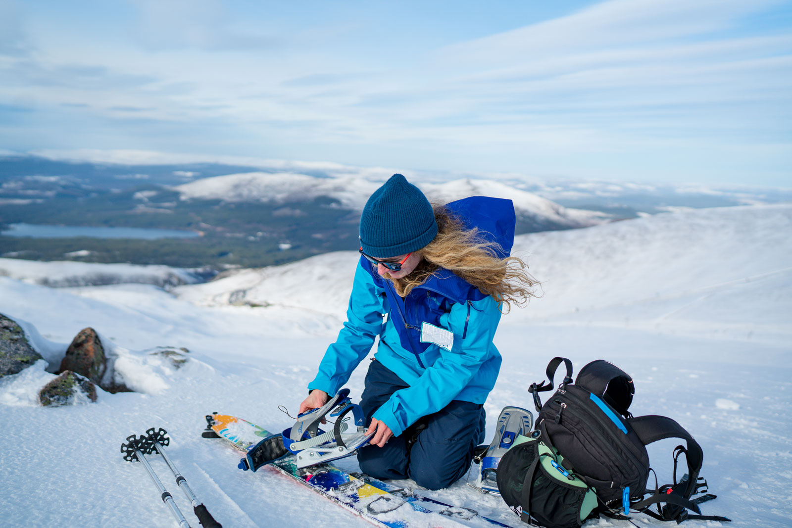 Snowboarder repareert zijn ski's