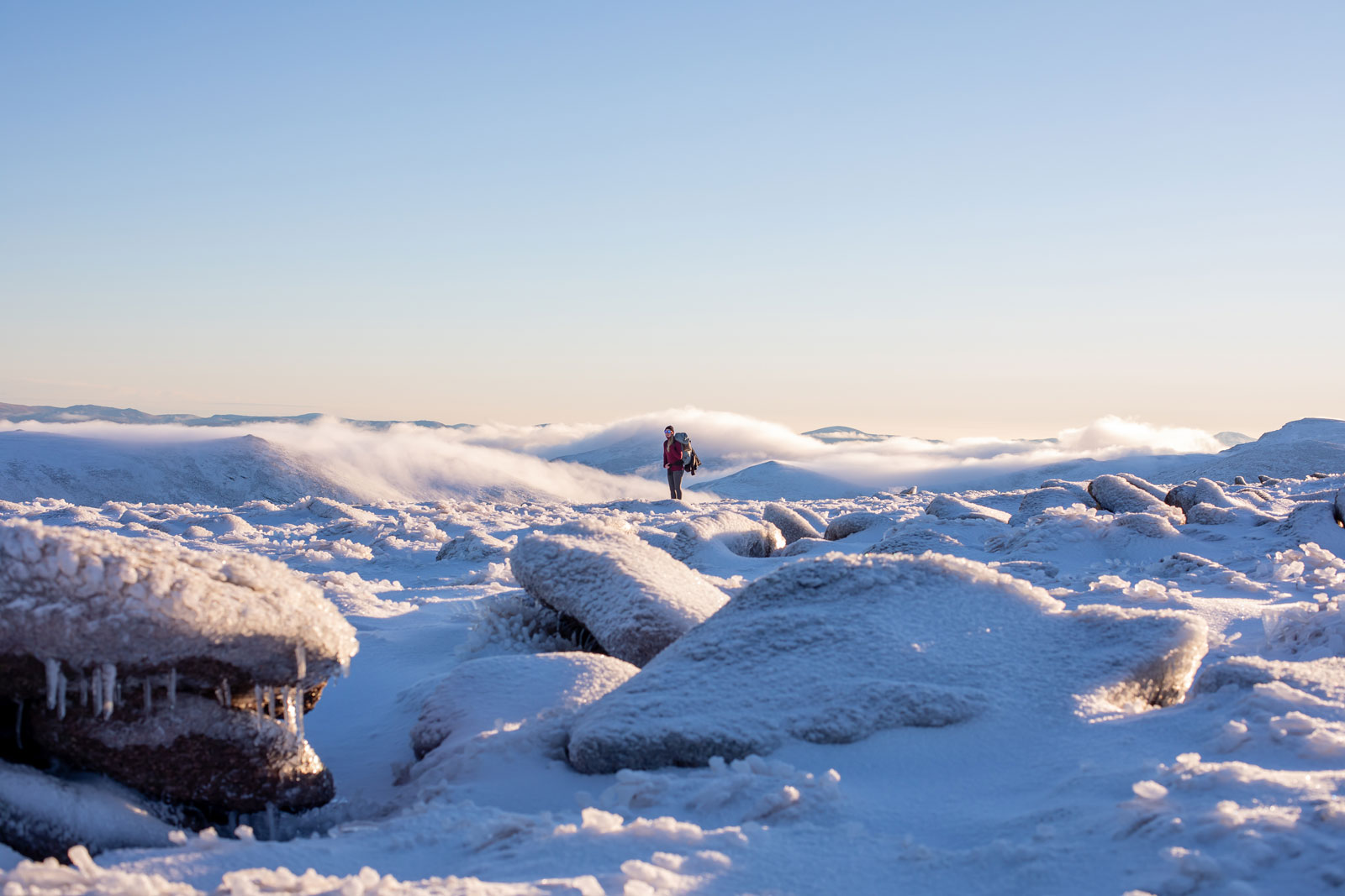 Besneeuwd berglandschap met een persoon in de verte
