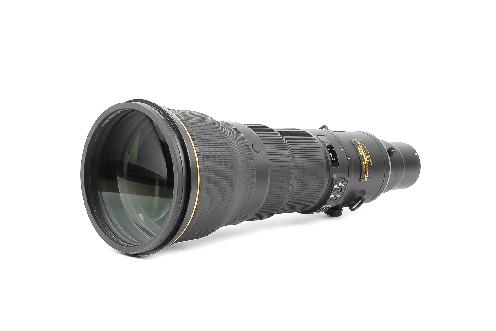 Un objectif Nikon AF-S 800mm sur fond blanc.