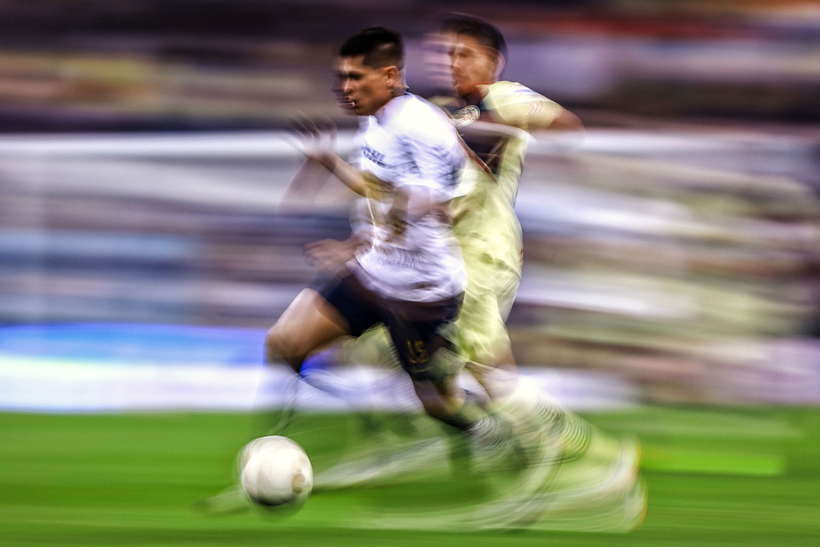 Unscharfes Foto von zwei Fußballspielern in Aktion.