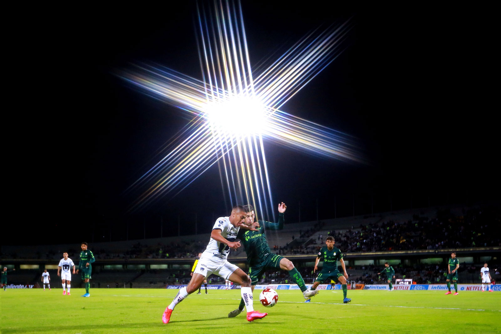 Foto van twee voetballers in actie met een lichtfilter in de vorm van een ster.