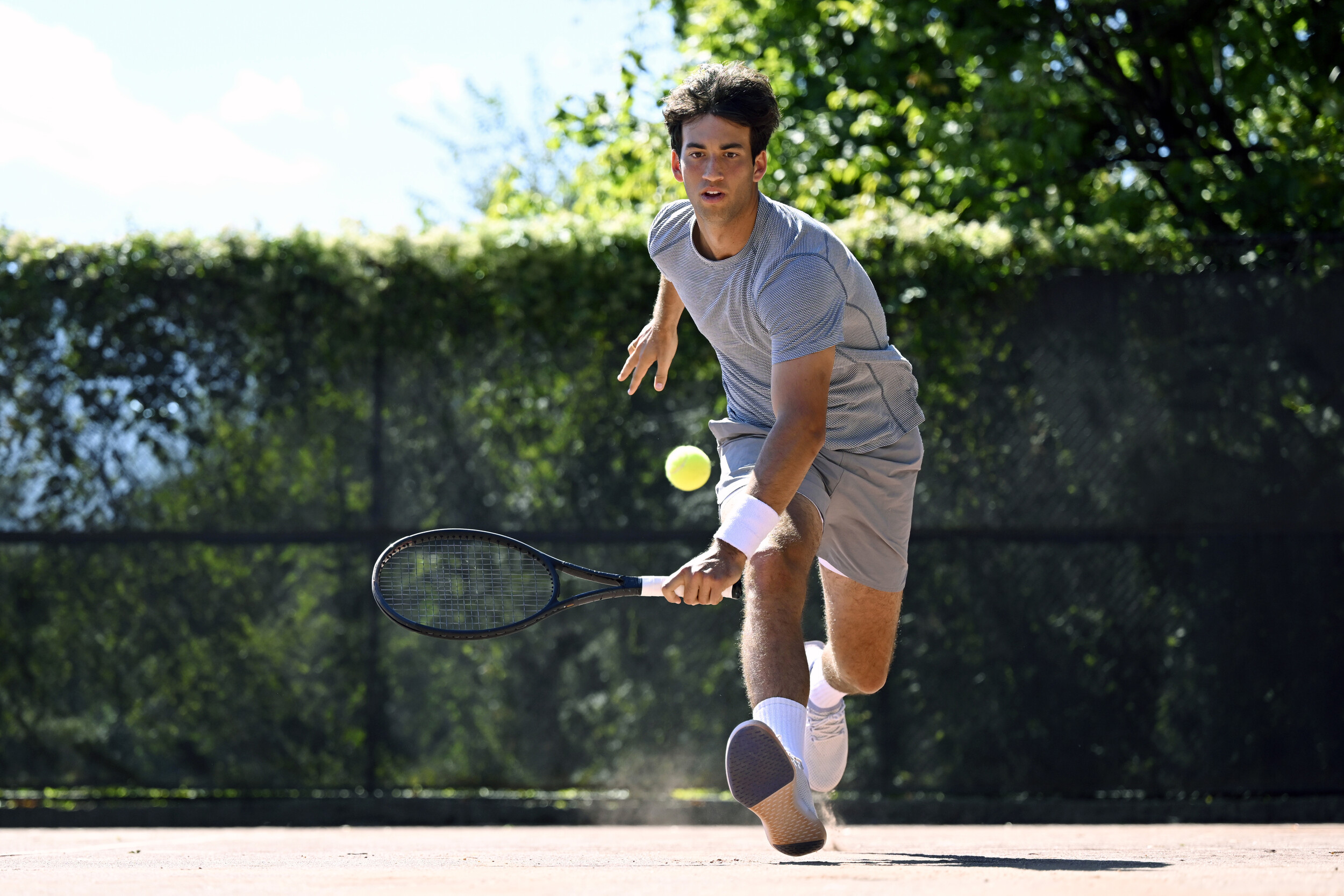 Jugador de tenis golpeando una pelota de tenis