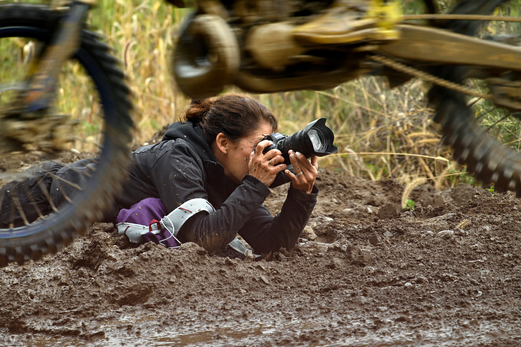 Eine Frau beim Fotografieren mit der Nikon Z9