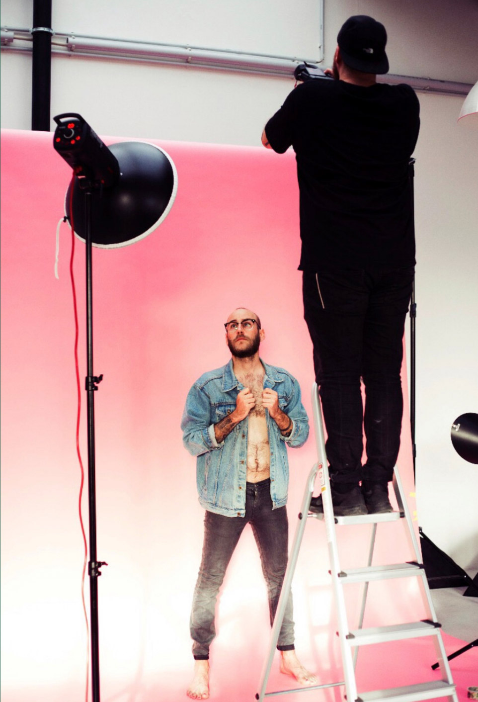 Zwei Personen in einem Fotostudio.