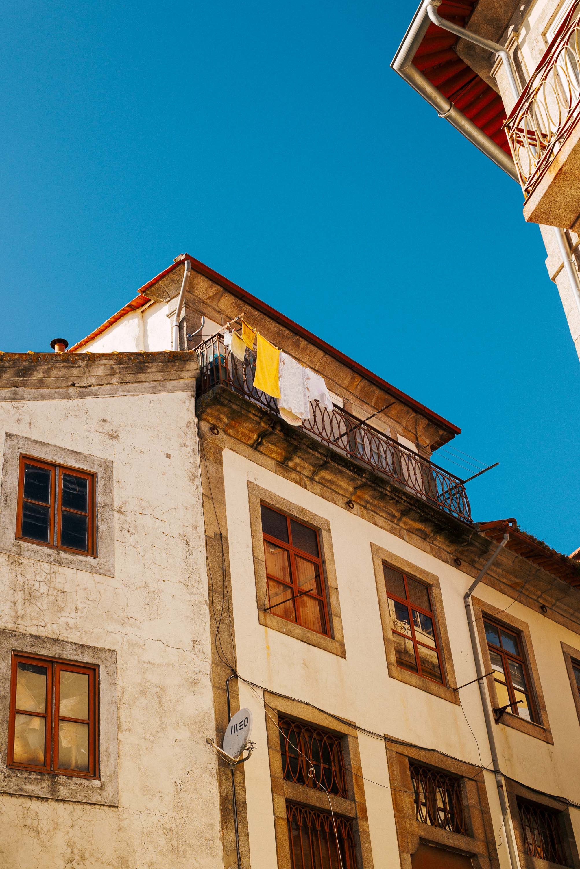 Verwitterte Gebäude in der Sonne in Porto. Aufgenommen von Connor Redmond mit der Sigma BF.