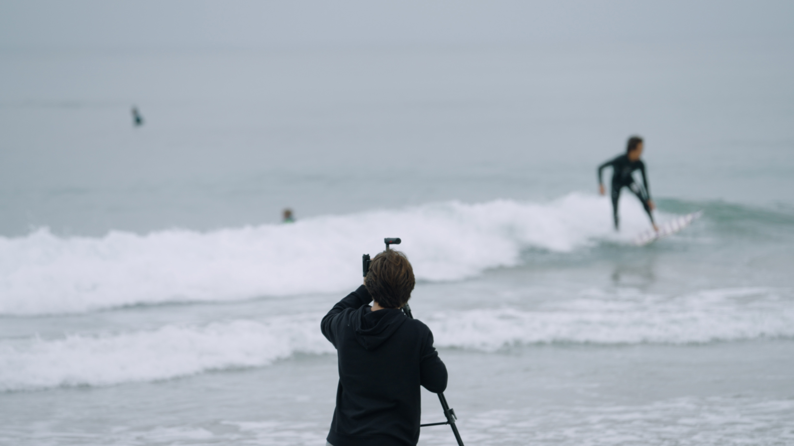 A young videographer films a surfer in the water.
Jake O’Connor | Sony FX3 | Sony FE 70-200mm f/2.8 GM OSS