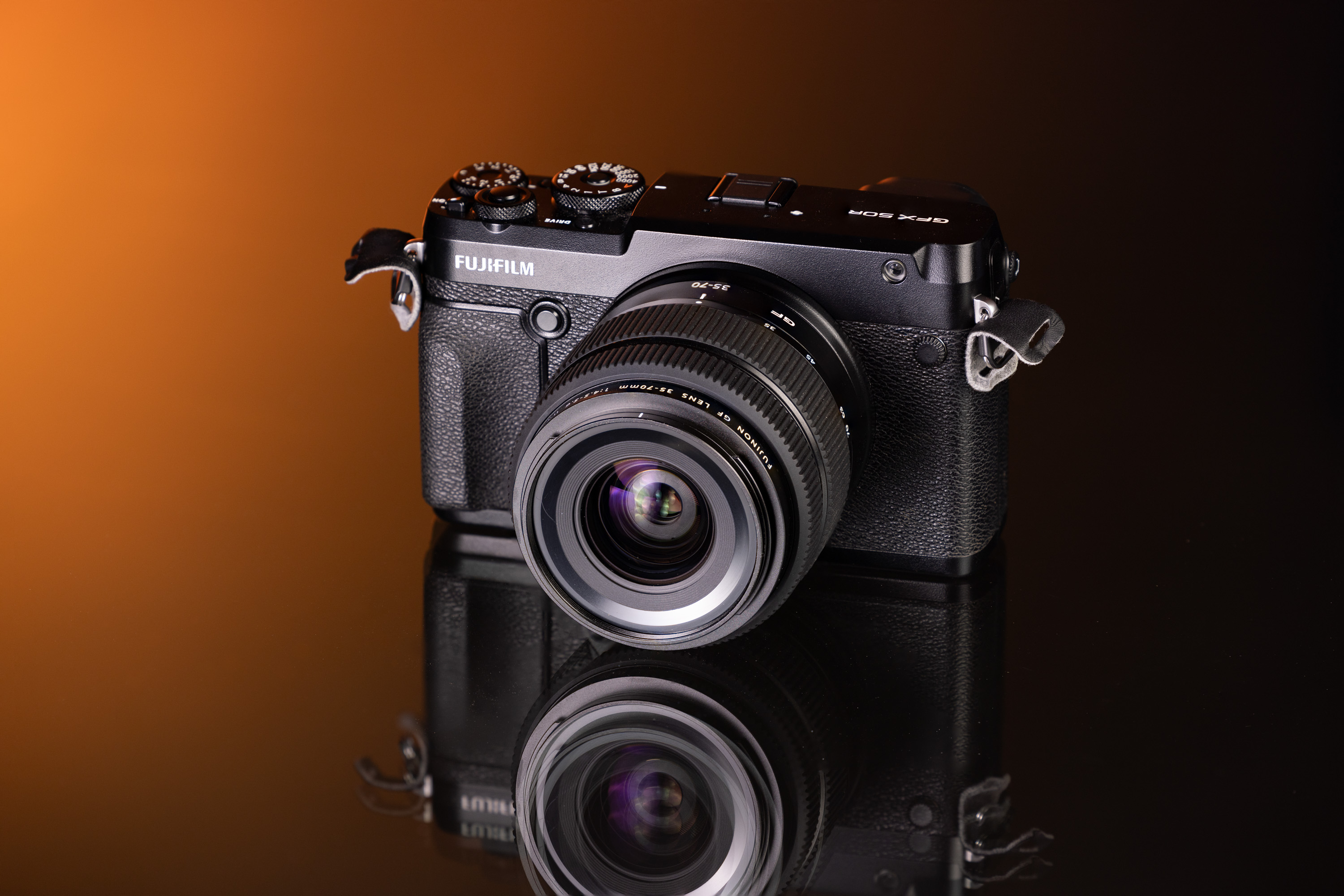 Fujifilm GFX 50R en Fujifilm GF 32-64mm f/4 R LM WR op een oranje en zwarte achtergrond