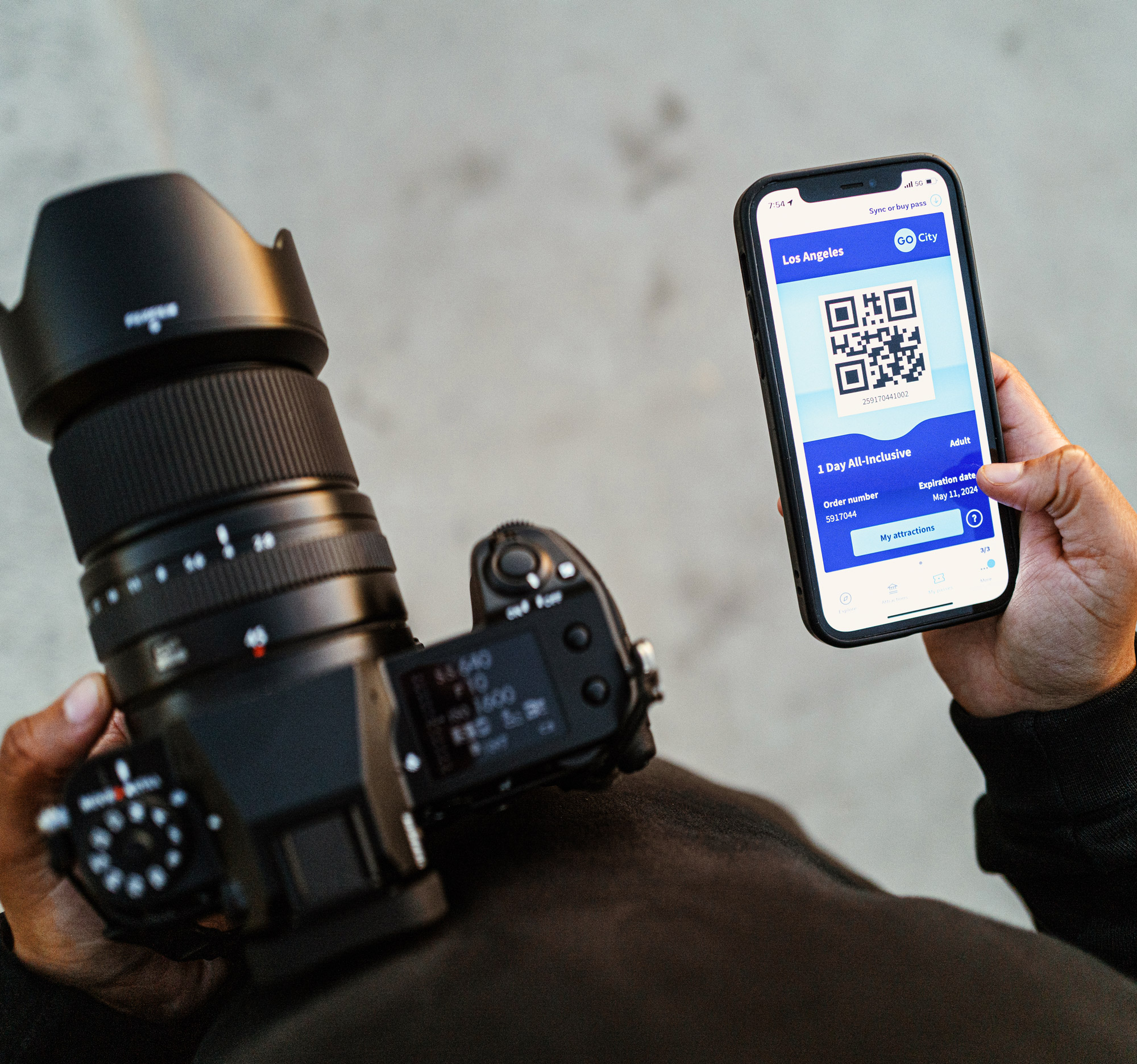 Fujifilm GFX 50s II en de Go City app op iPhone.