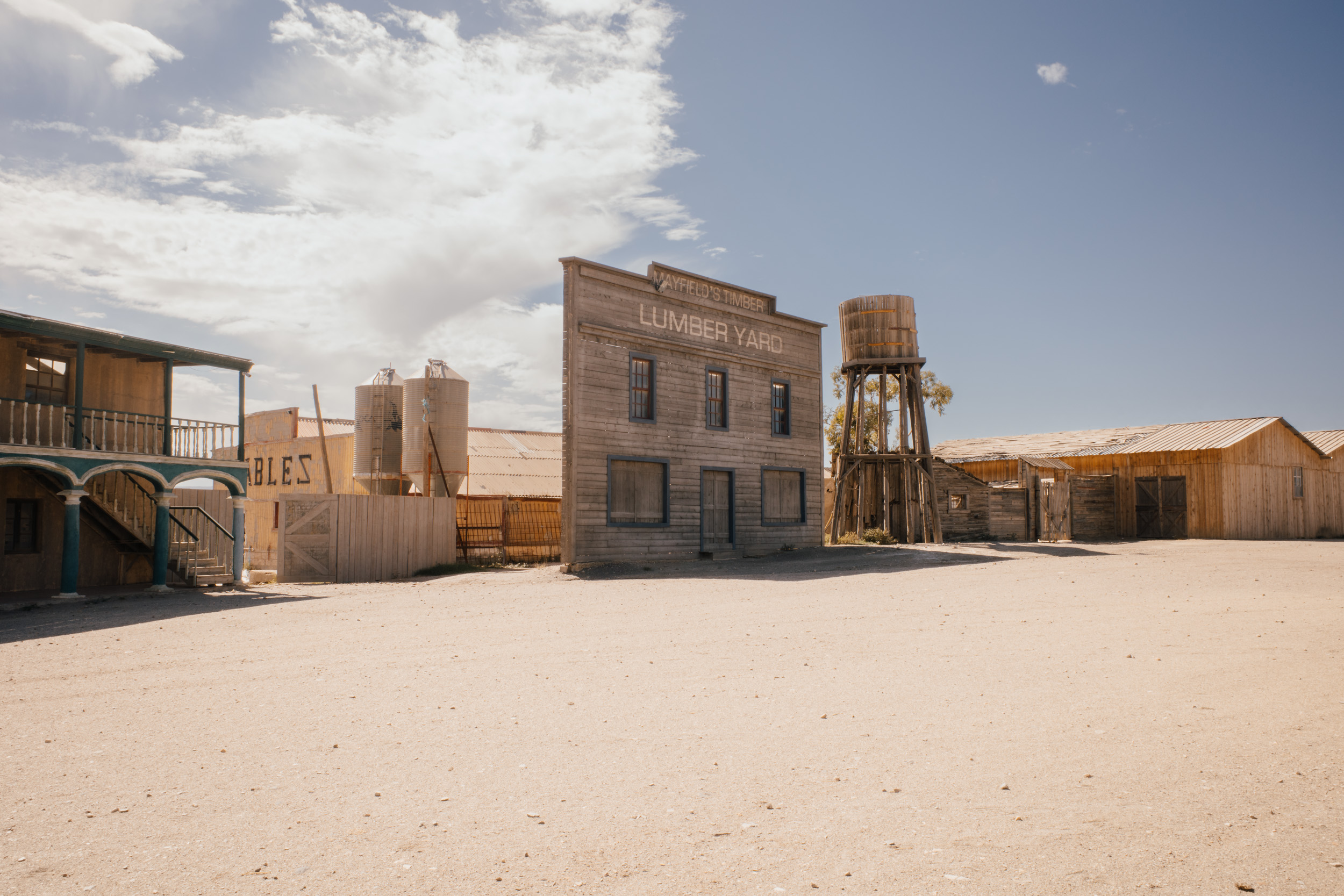 Ein Set in Stil eines alten Hollywood-Westerns in Spanien