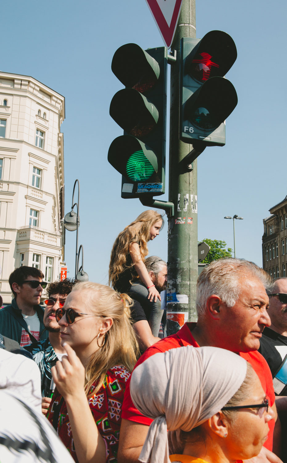 Close-up of people at a traffic light, child on the shoulders of a person, shot by Stefanie Schmid Rincon with the Canon EOS 5D Mark III.