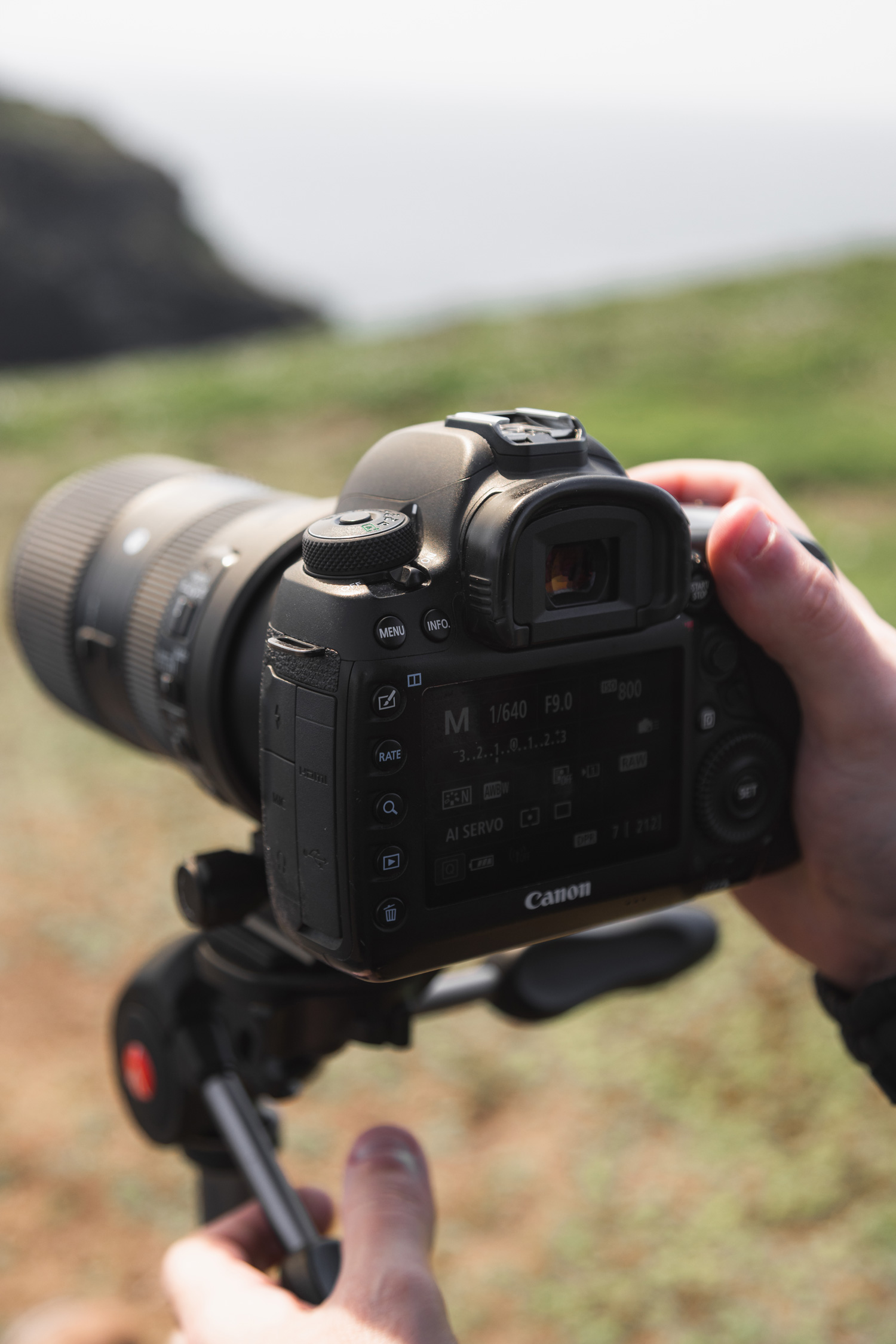 Twee handen die de Canon EOS 5D Mark IV vasthouden