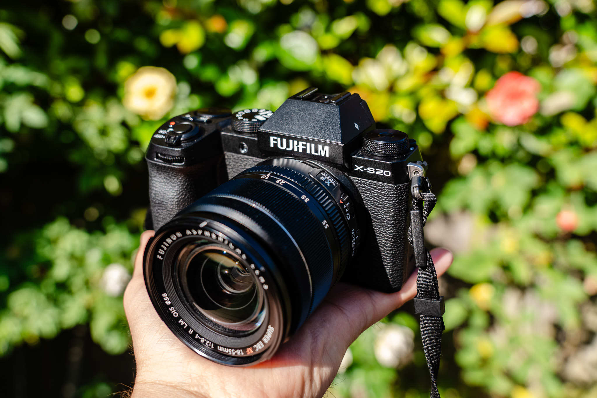 Gebrauchte Fujifilm X-S20 mit einem Fujifilm XF 18-55mm f/2.8-4 R LM OIS in der Hand einer Person