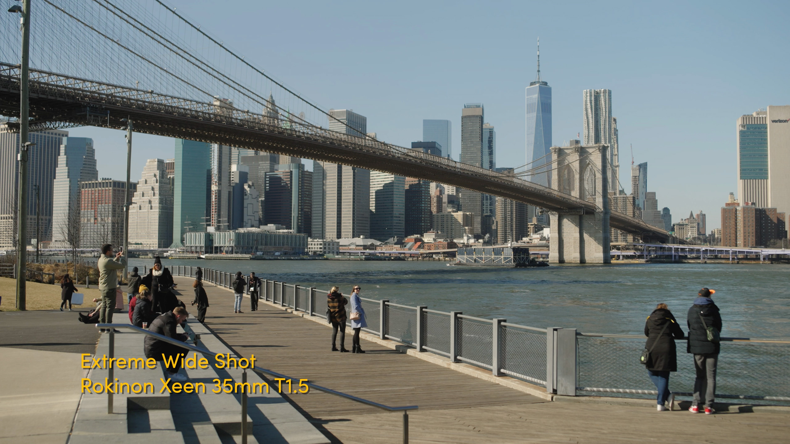 Voorbeeld van een extreme groothoekopname van de skyline van New York City met de Brooklyn Bridge en het One World Trade Center
