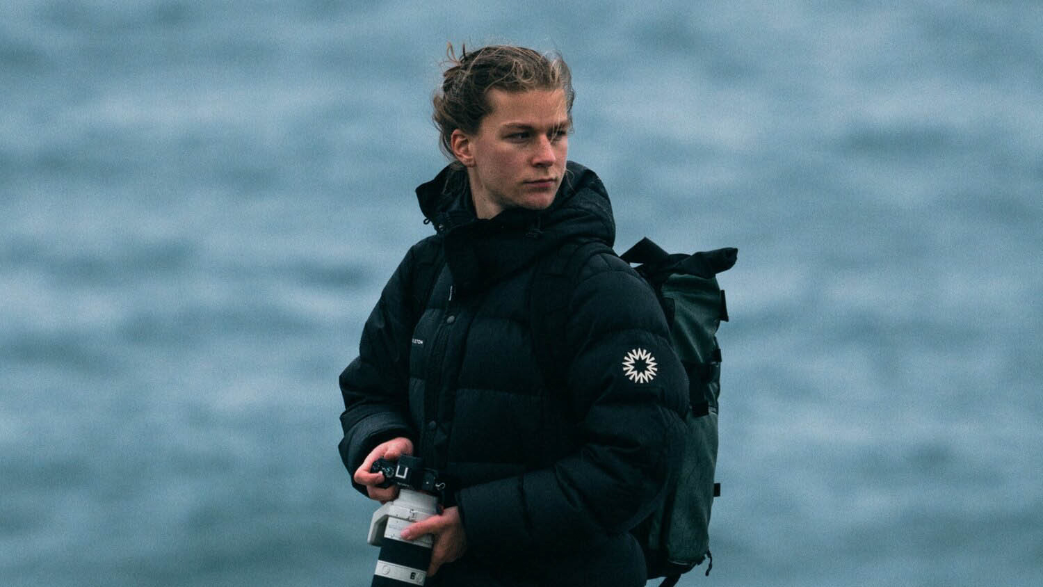 Een portret van Matt Cannon met een camera voor de zee
