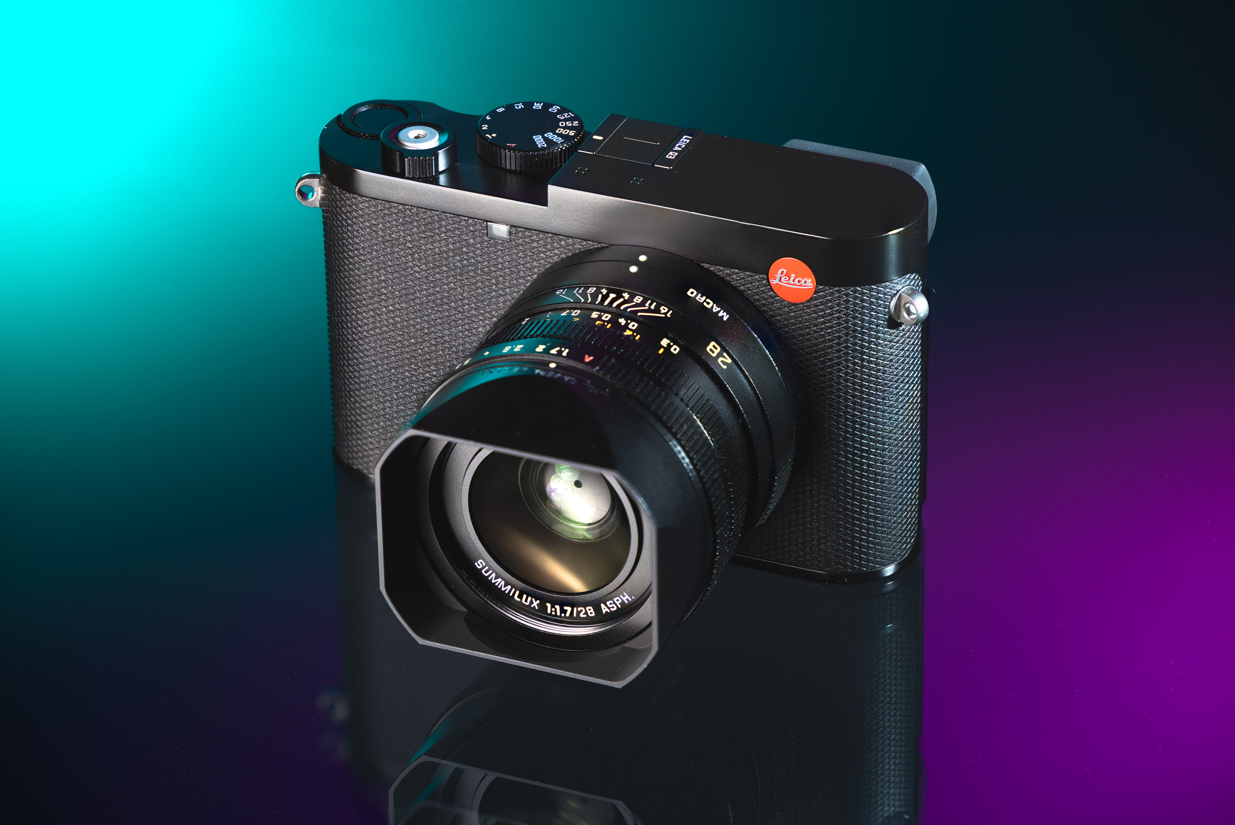 Leica Q3 auf türkis-violettem Hintergrund