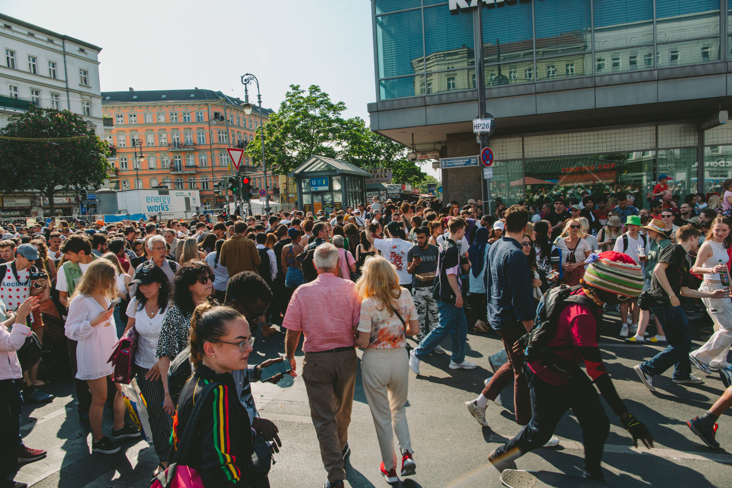 People streaming in different directions at a road junction, shot by Stefanie Schmid Rincon with the Canon EOS 5D Mark III.