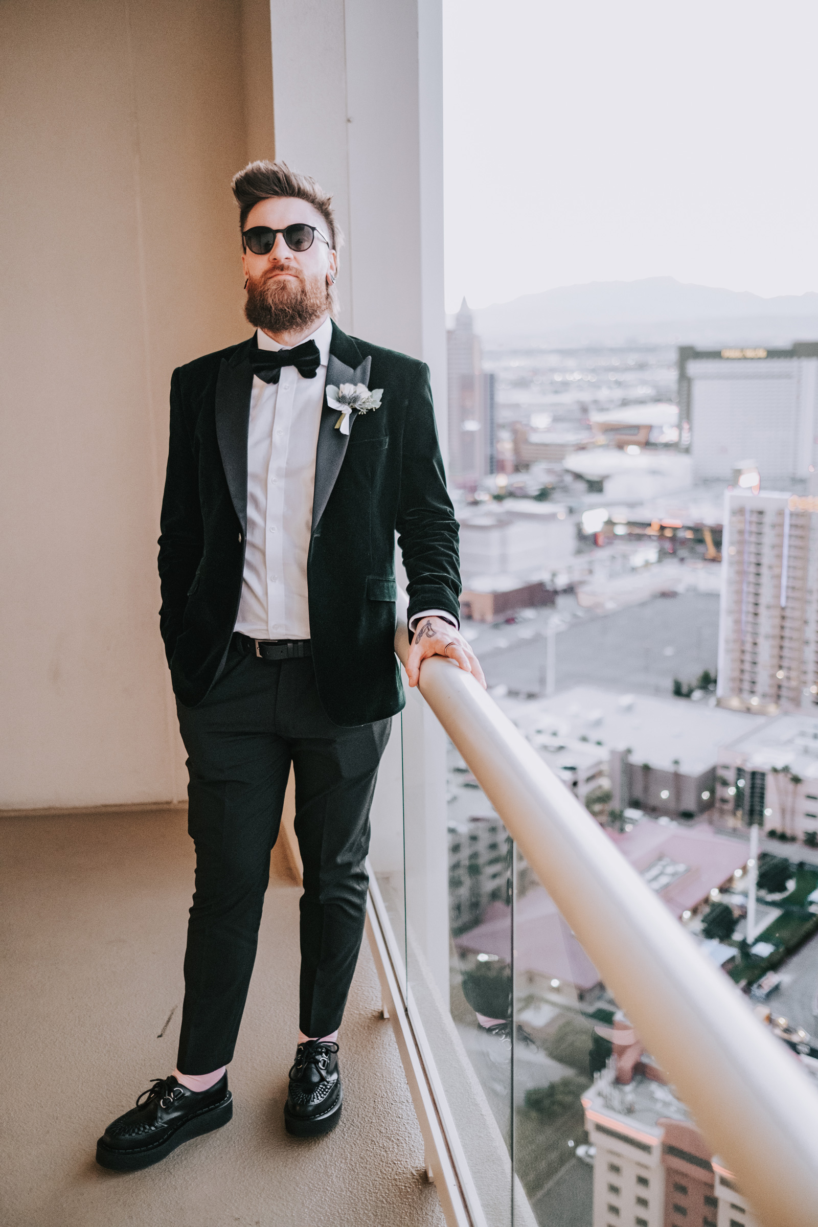 Le marié portant un nœud papillon et des lunettes de soleil prend la pose sur le d’un hôtel de Las Vegas, au Nevada. Photo par Matthew Palmer prise avec un Fujifilm X-T4