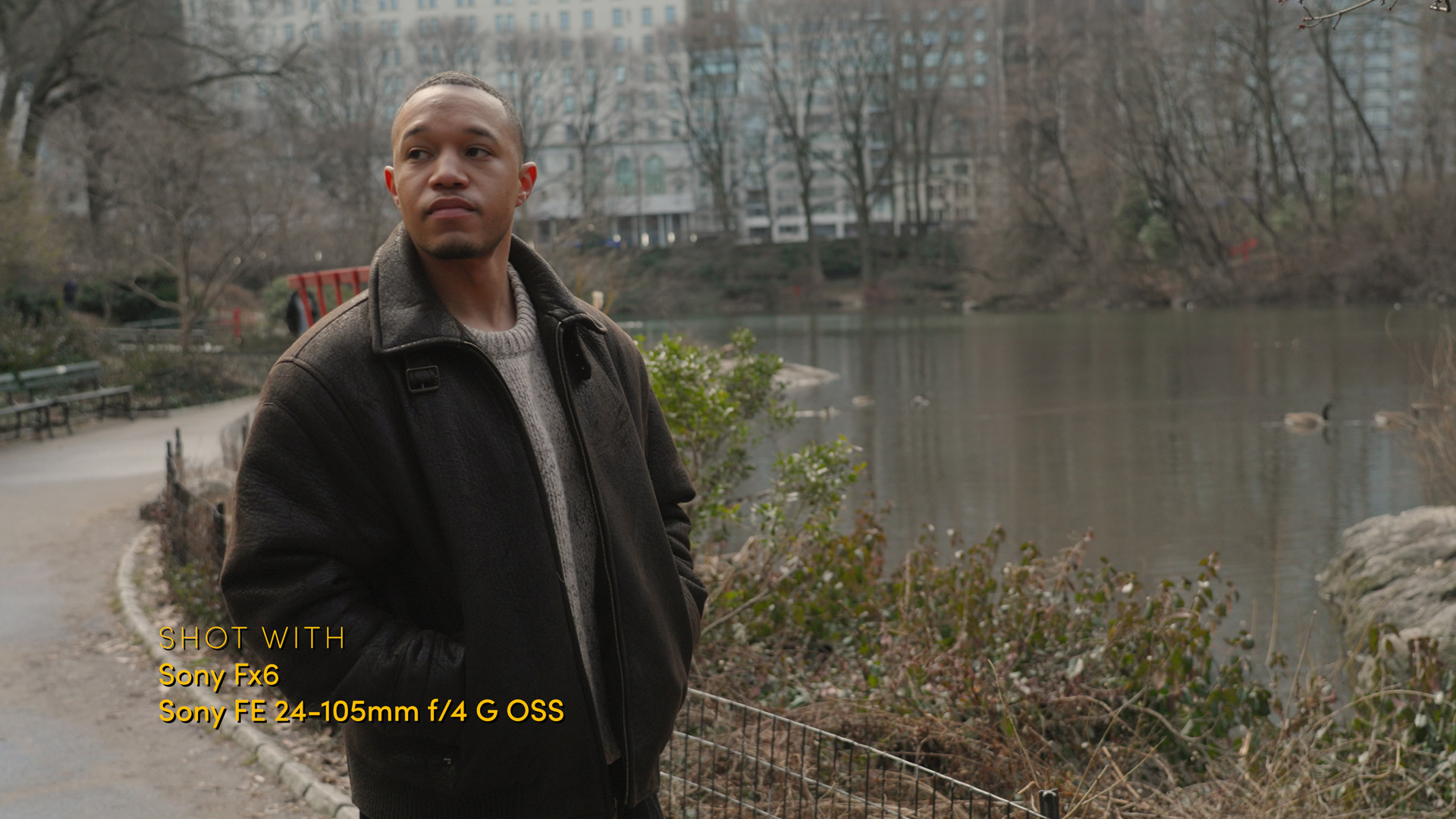 Persoon in een jas loopt door een park. Genomen met Sony FX6 en Sony FE 24-105mm f/4 G OSS
