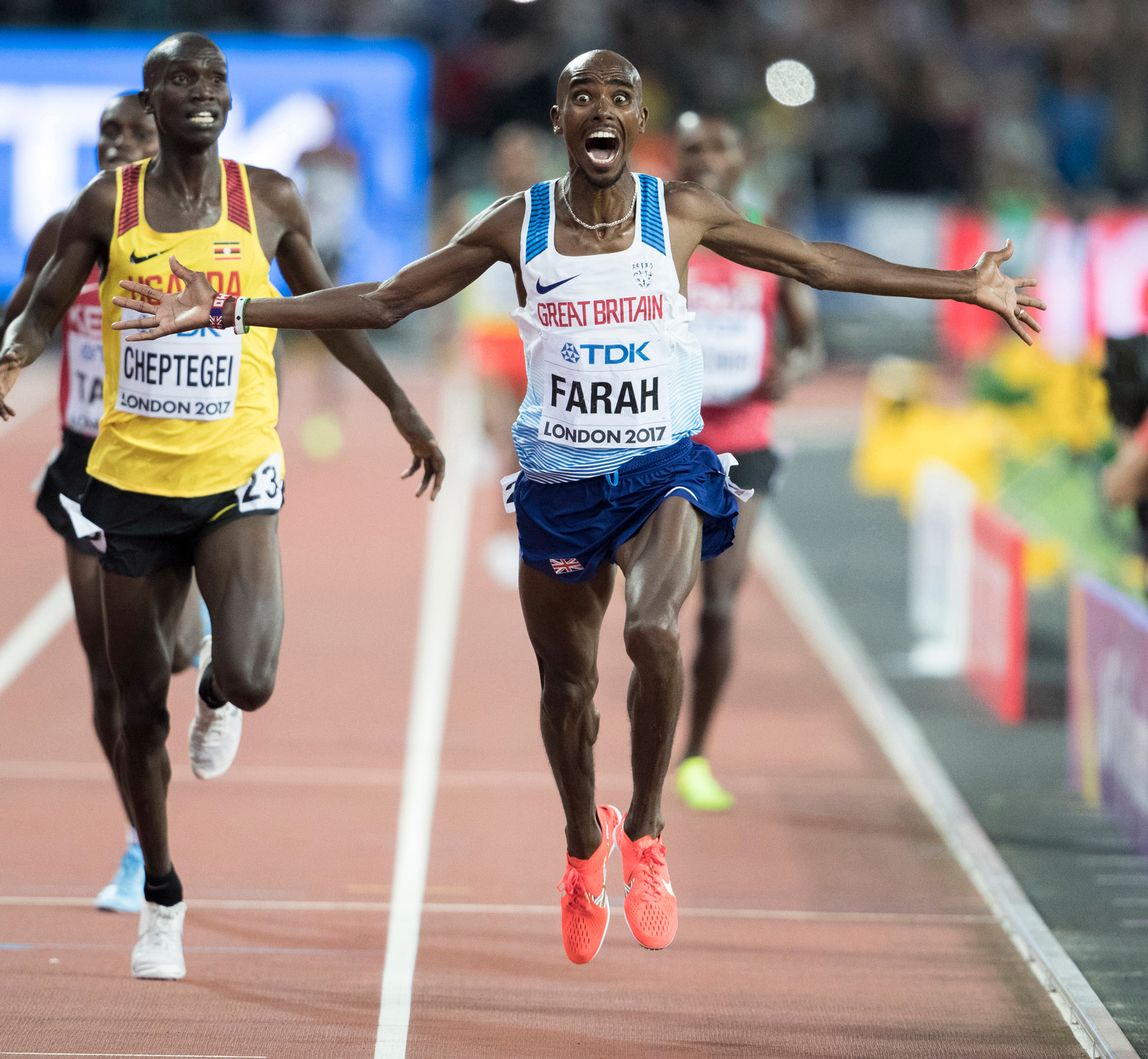 Mo Farah wint zijn derde opeenvolgende goud op de 10.000 m bij de wereldkampioenschappen atletiek in het stadion van Londen