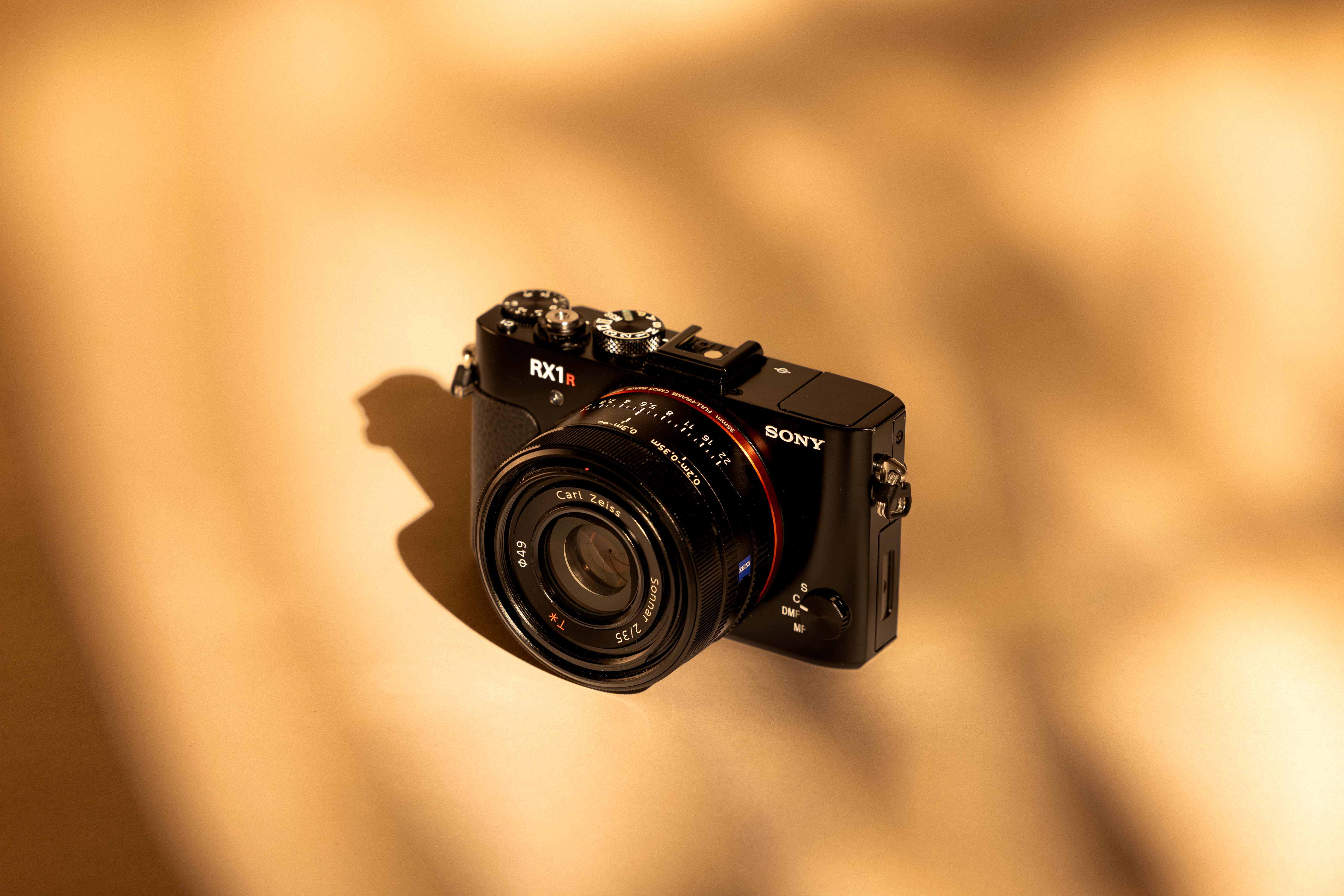 Sony RX1R II auf cremefarbenem Hintergrund