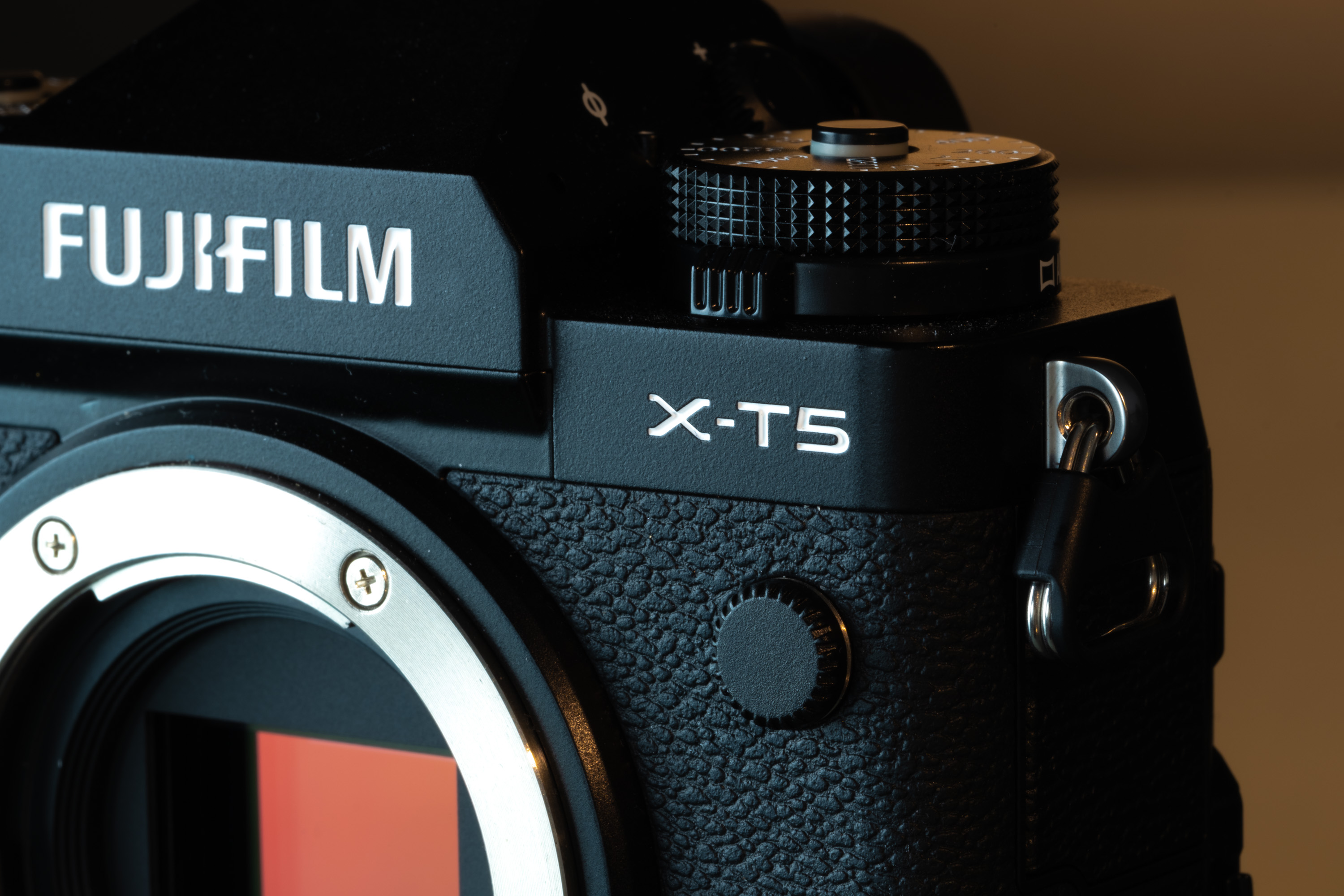 Eine Nahaufnahme der Fujifilm X-T5 mit dem Marken- und Modellnamen