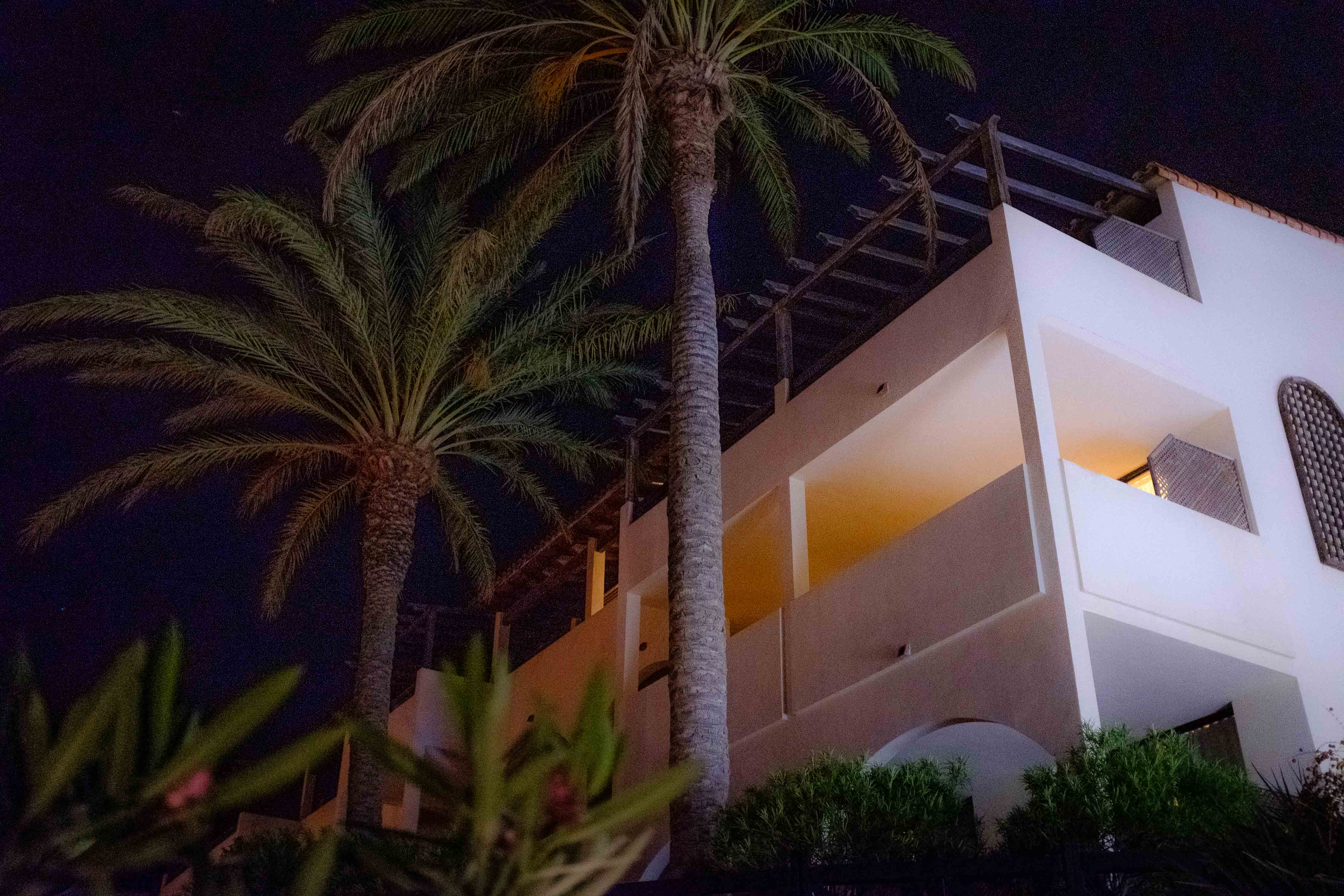 A hotel resort at night that showcases a lot of grainy noise. Taken by Connor Redmond on the Fujifilm X100F.